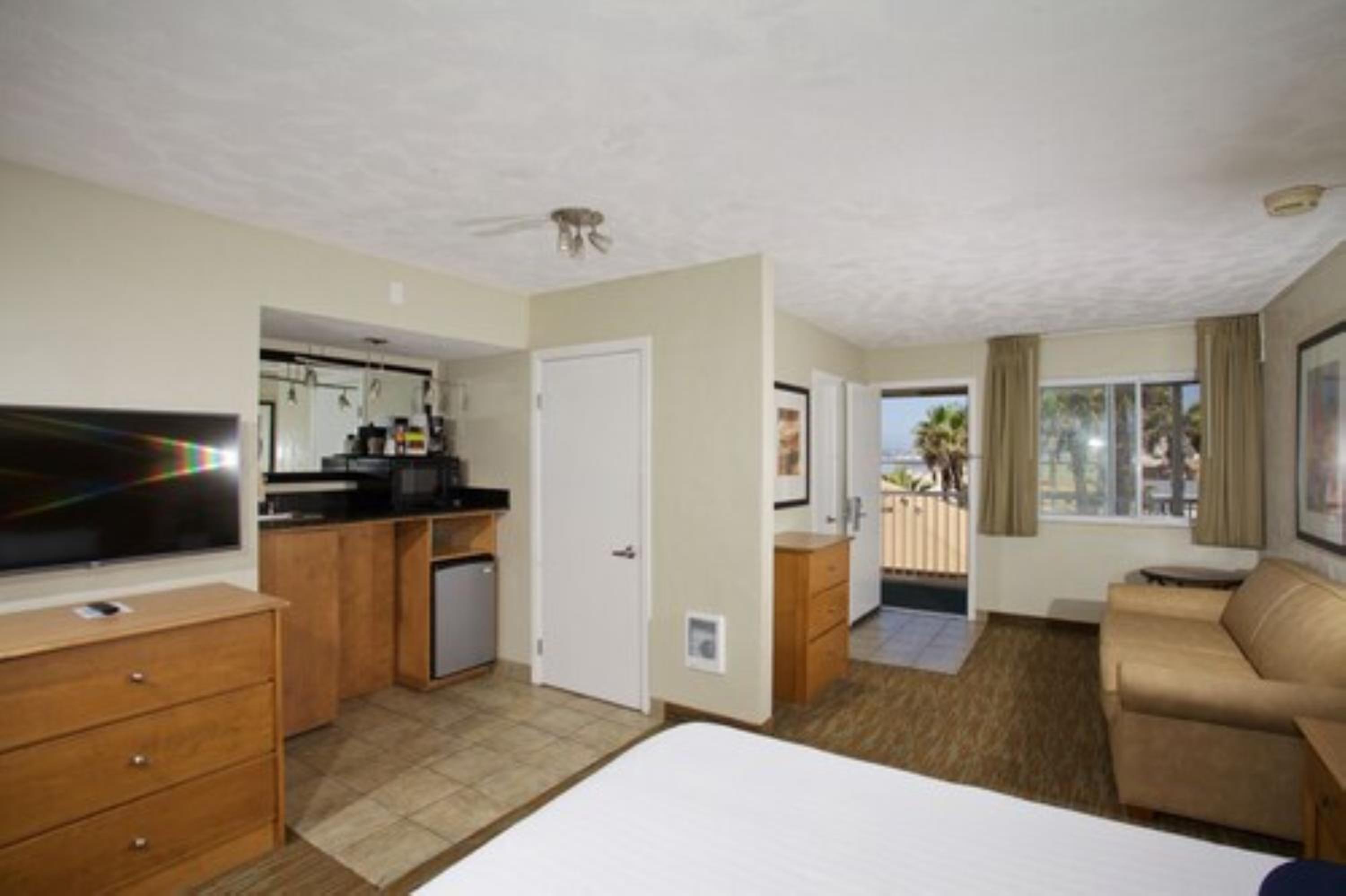 Junior Suite with Balcony - Photo 4