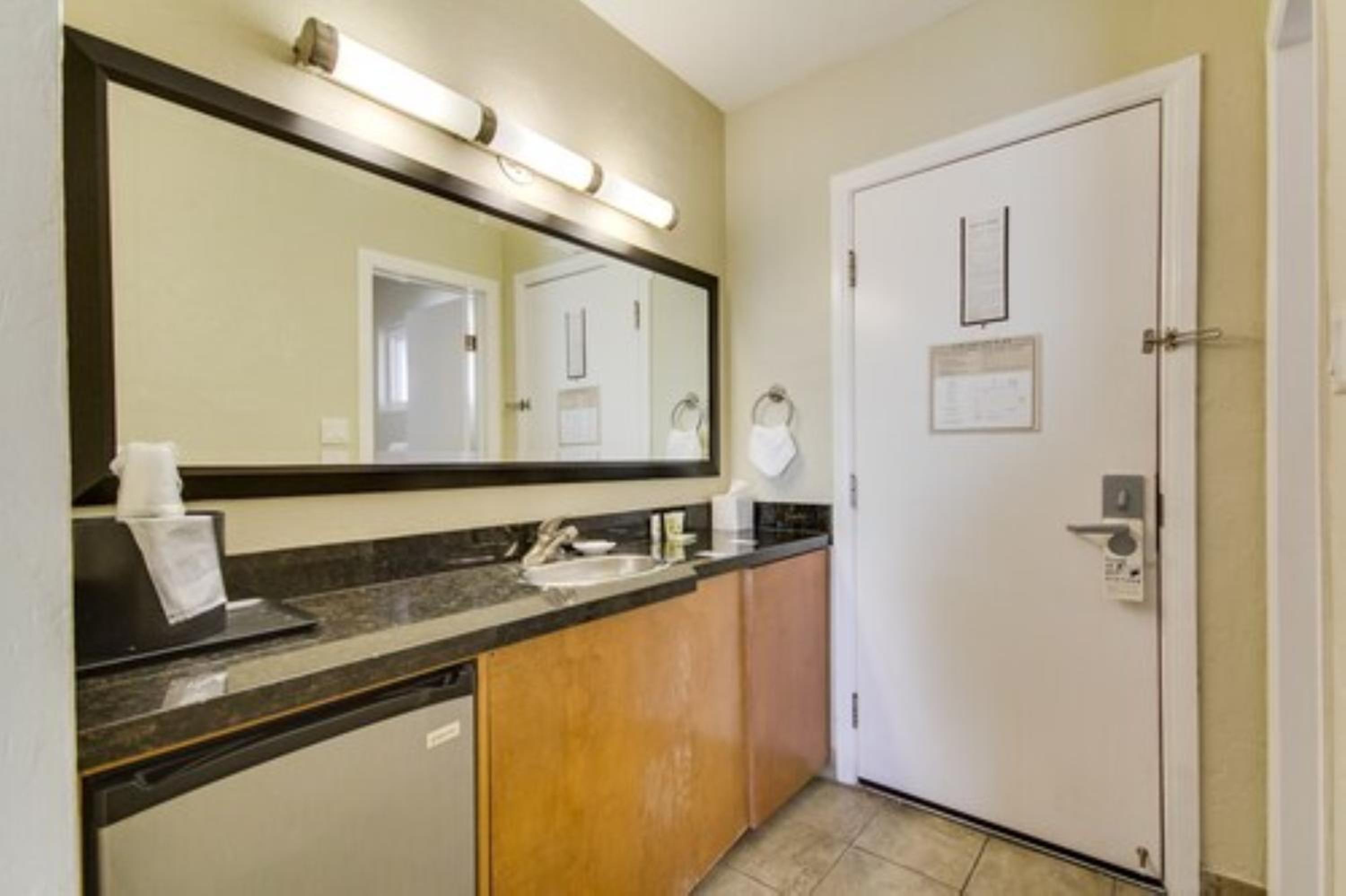 Double Room with Balcony - Photo 4