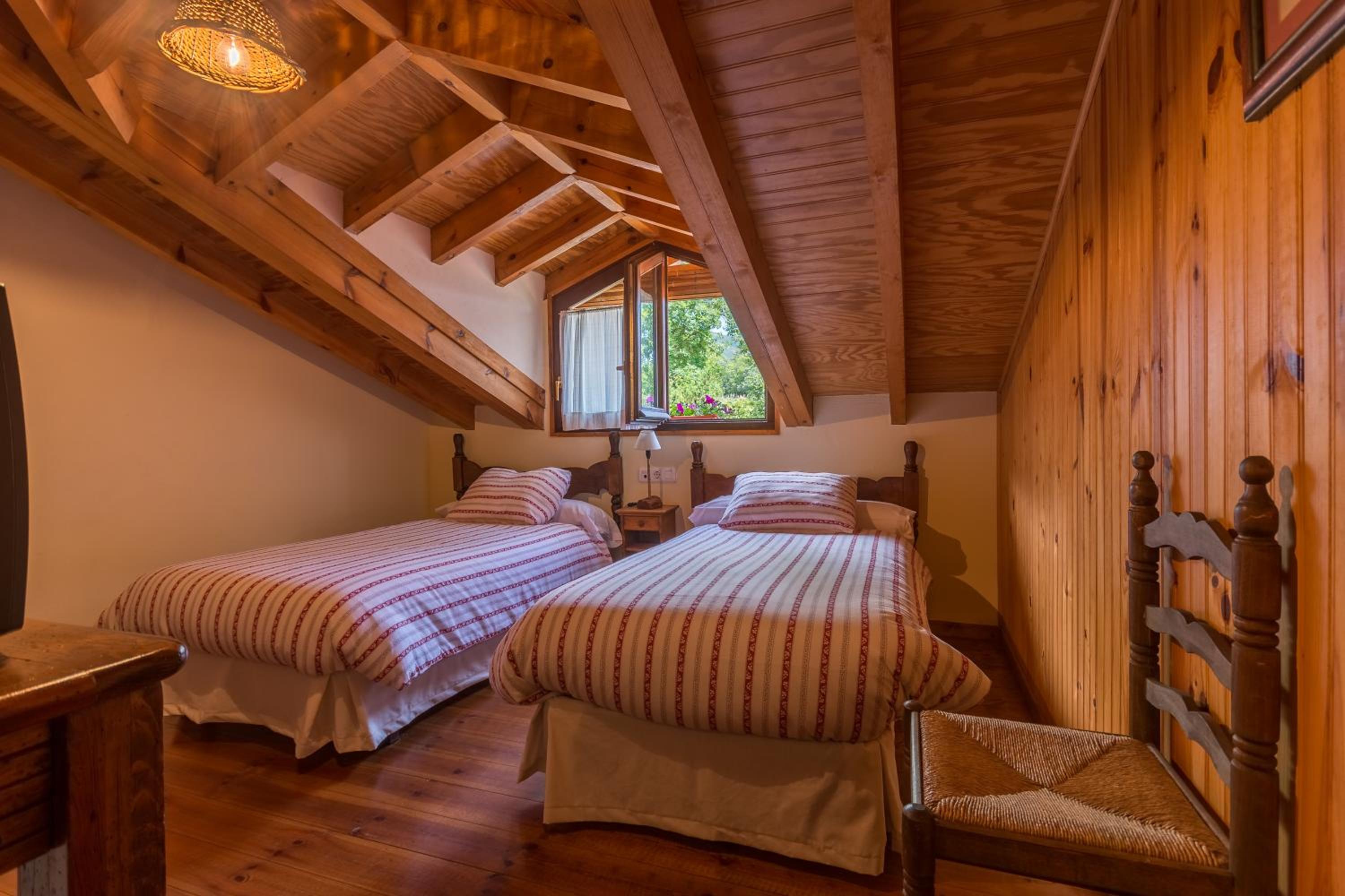 Five-Bedroom House photo 3
