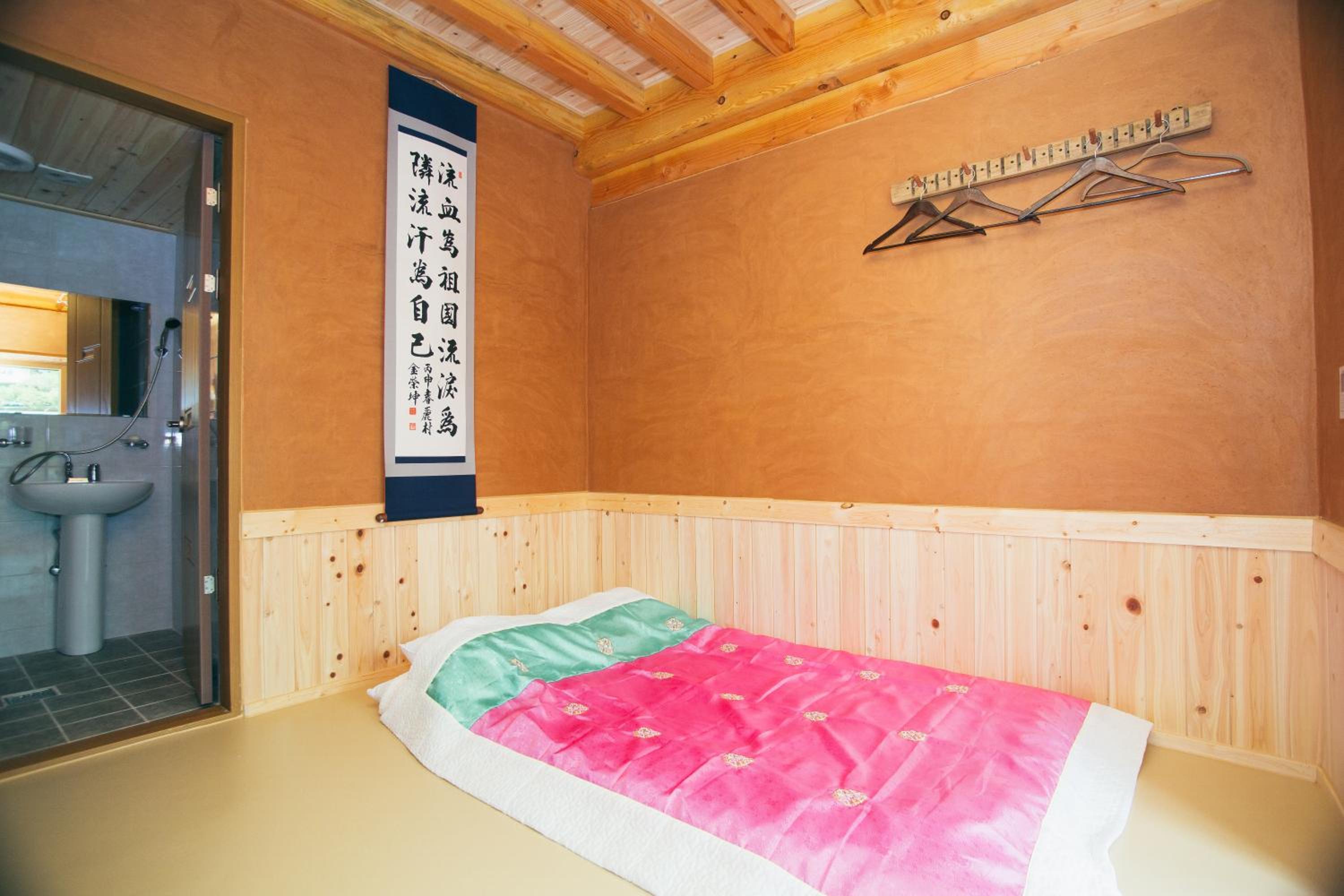Korean-Style Family Room with Private Bathroom photo 2