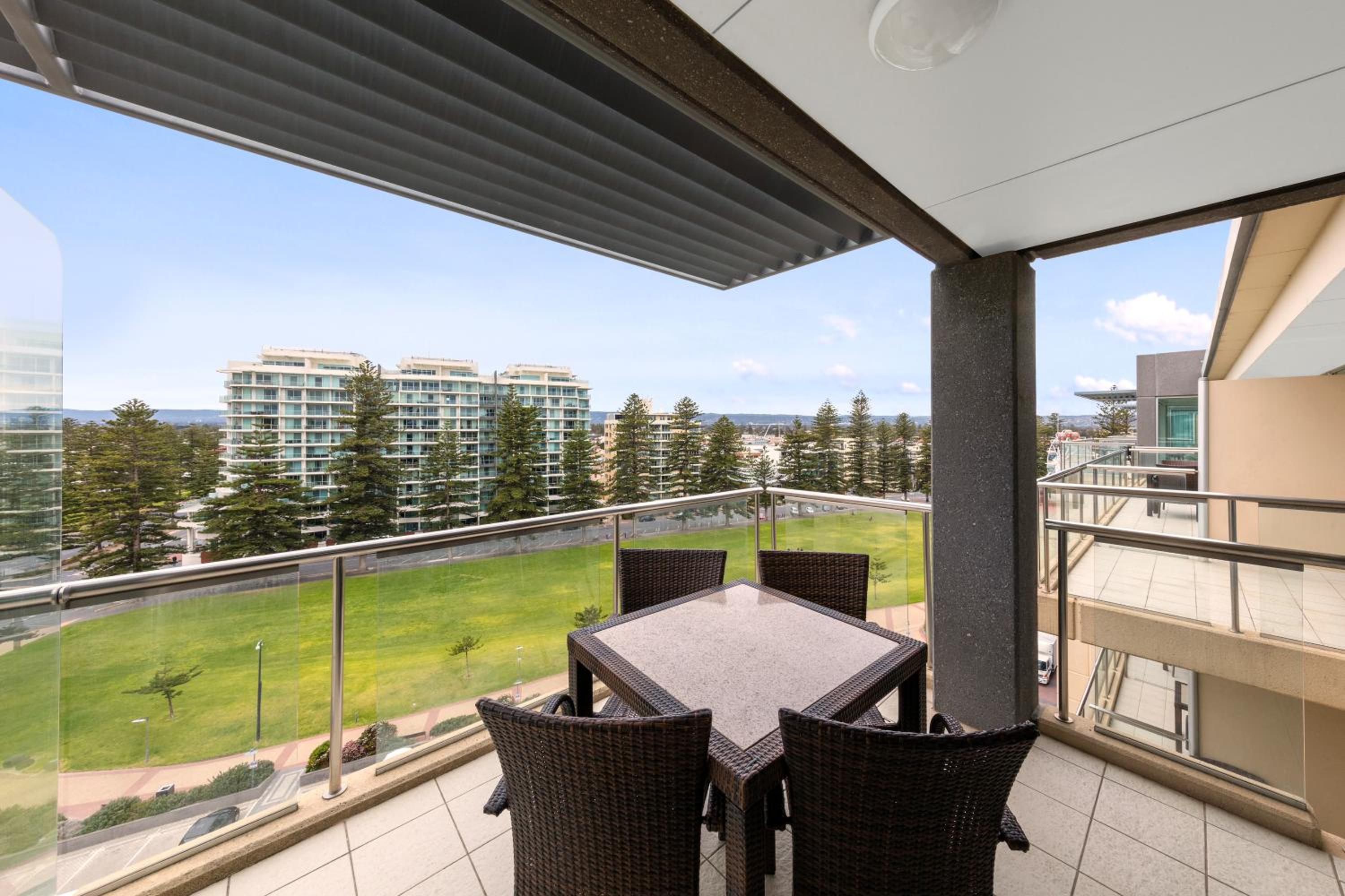 One-Bedroom Apartment with Park View -  No Housekeeping - Photo 4