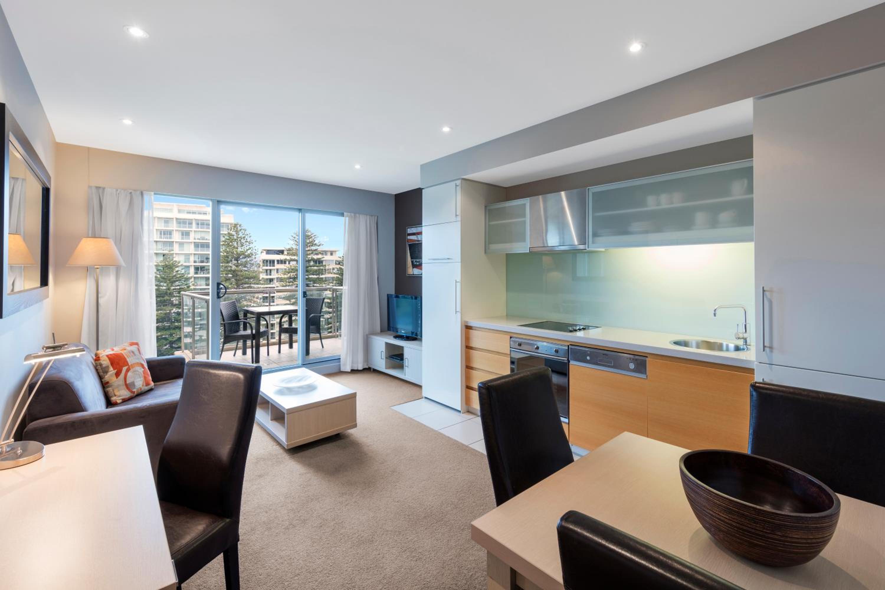 One-Bedroom Apartment with Park View -  No Housekeeping - Photo 3
