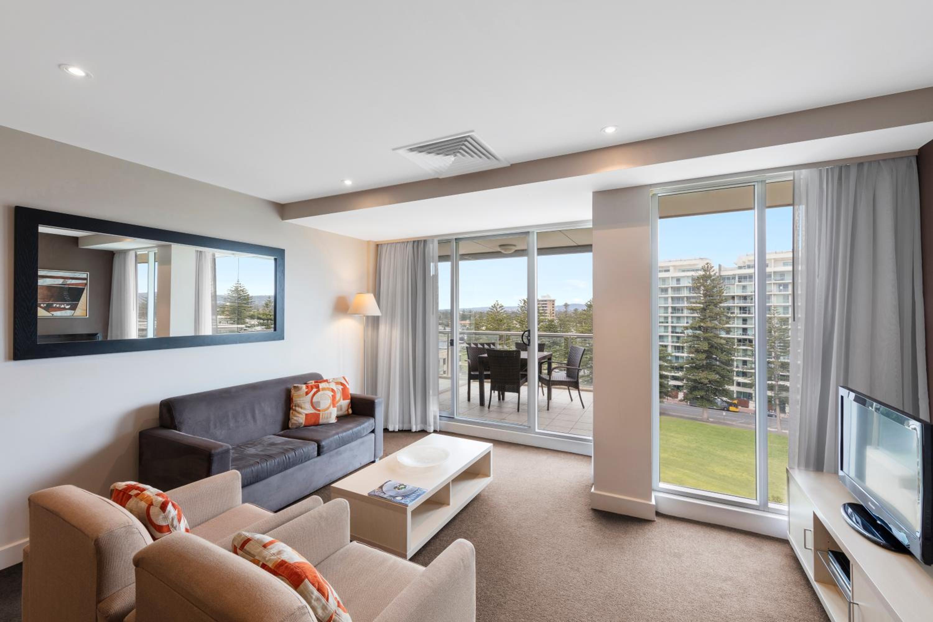One-Bedroom Apartment with Park View -  No Housekeeping - Photo 5