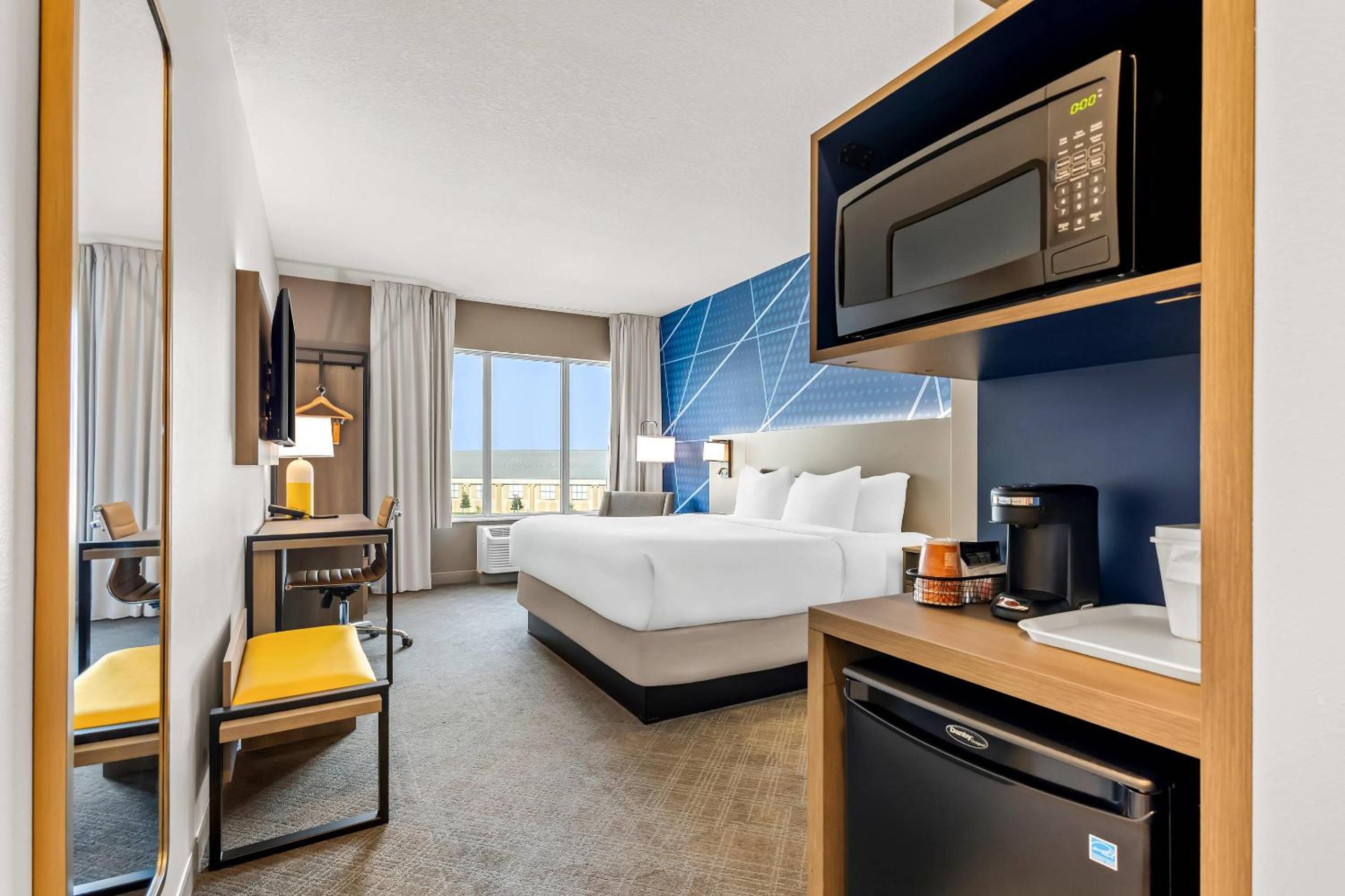 King Room - Non Smoking/Interior Hall
