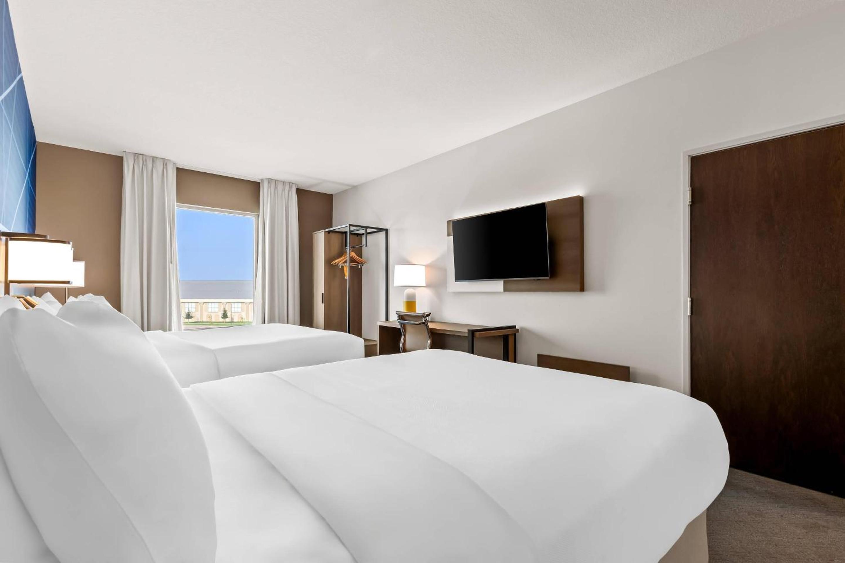 Queen Room with Two Queen Beds - Non Smoking - Photo 1