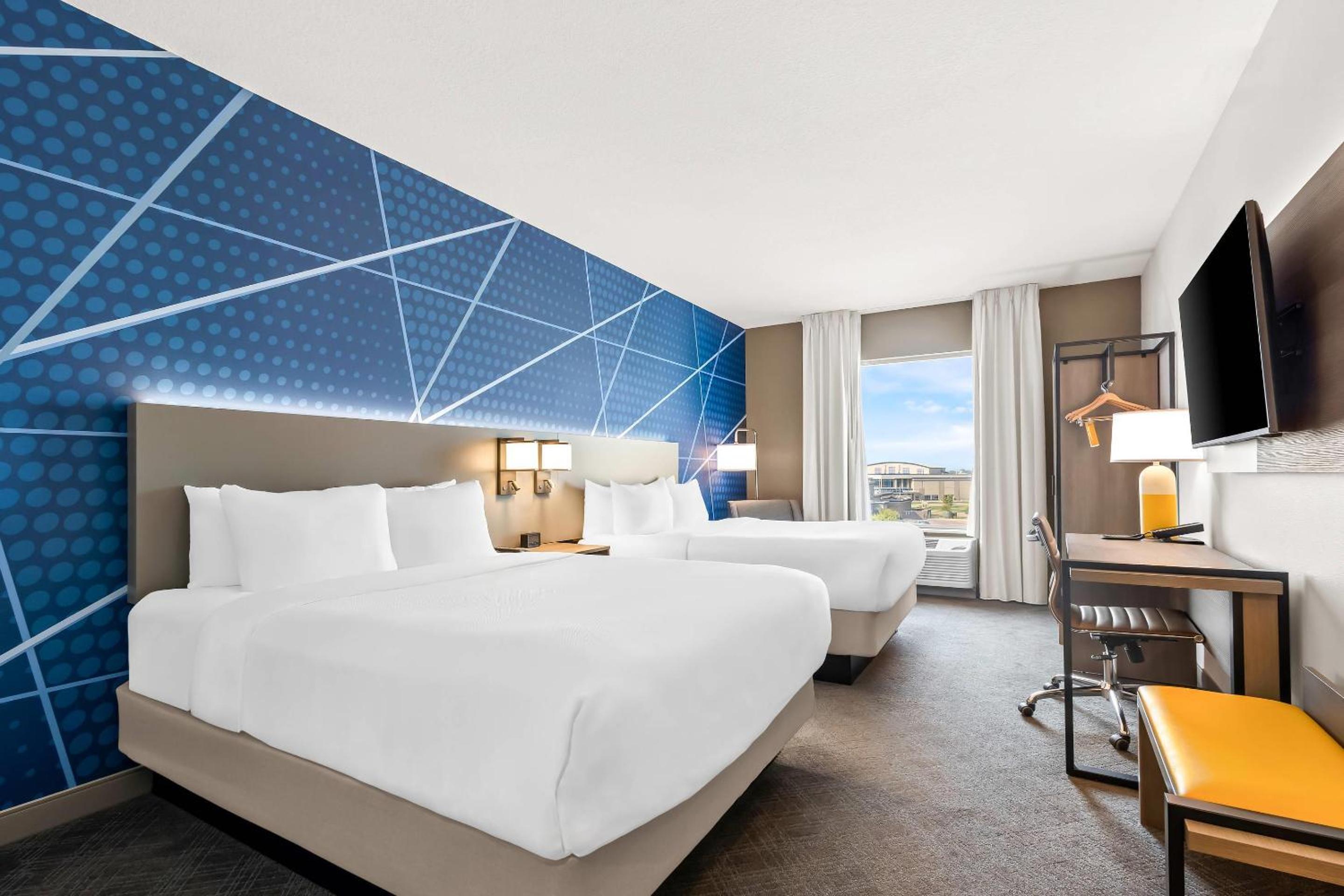 Queen Room with Two Queen Beds - Non Smoking - Photo 5