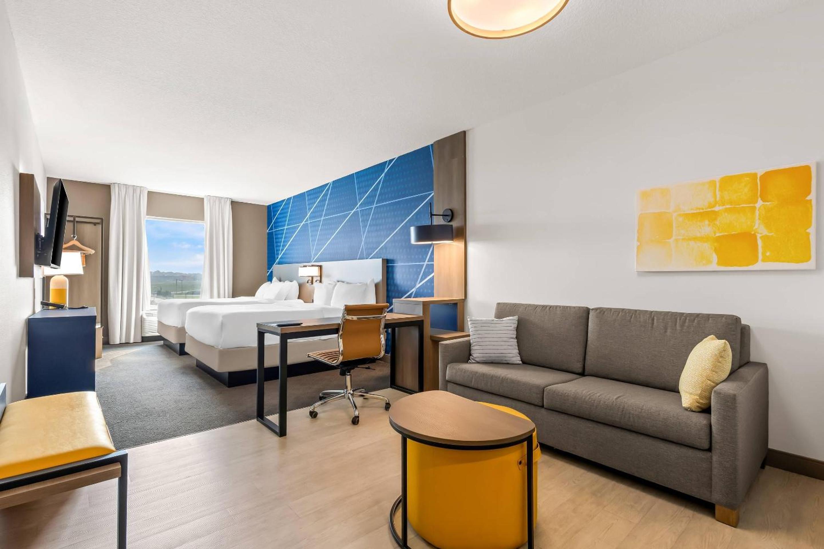 Queen Suite with Two Queen Beds and Sofa bed - Non Smoking/Interior Hall - Photo 5
