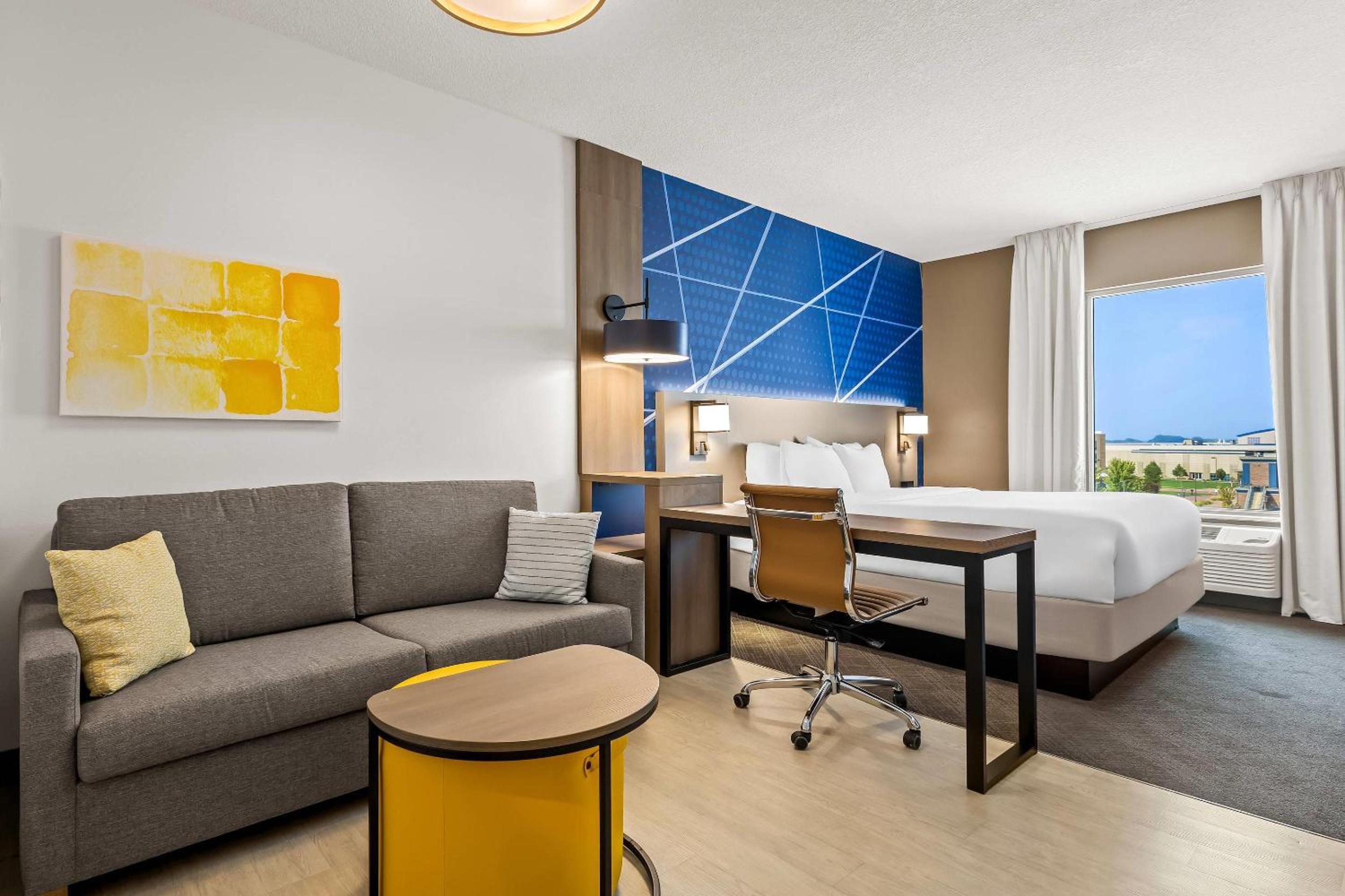 King Suite with Sofa bed - Disability Access/Non Smoking/Interior Hall - Photo 4