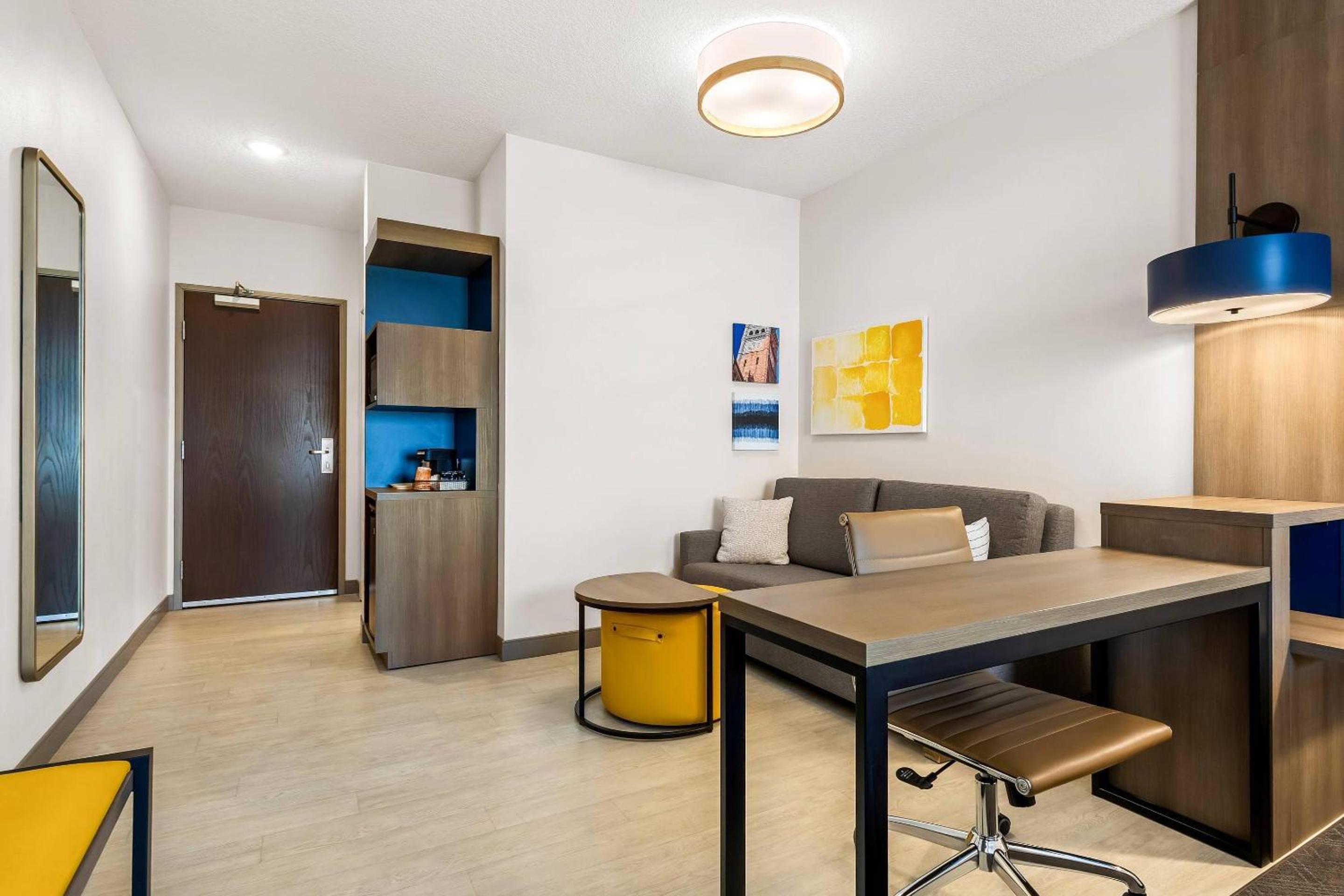 King Suite with Sofa bed - Disability Access/Non Smoking/Interior Hall - Photo 5