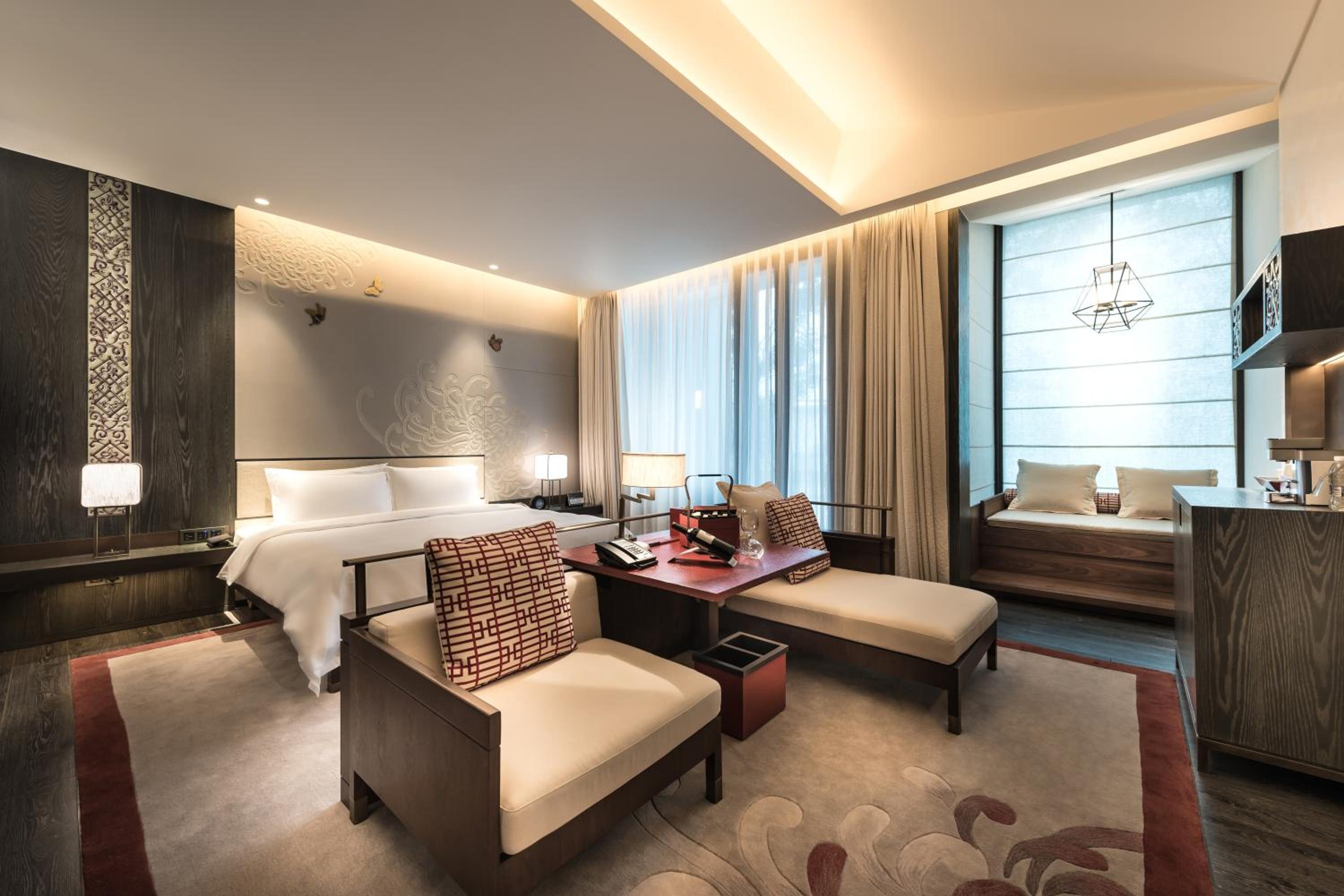 Deluxe Executive King Room with Lounge Access and Lake View or Garden View photo 2