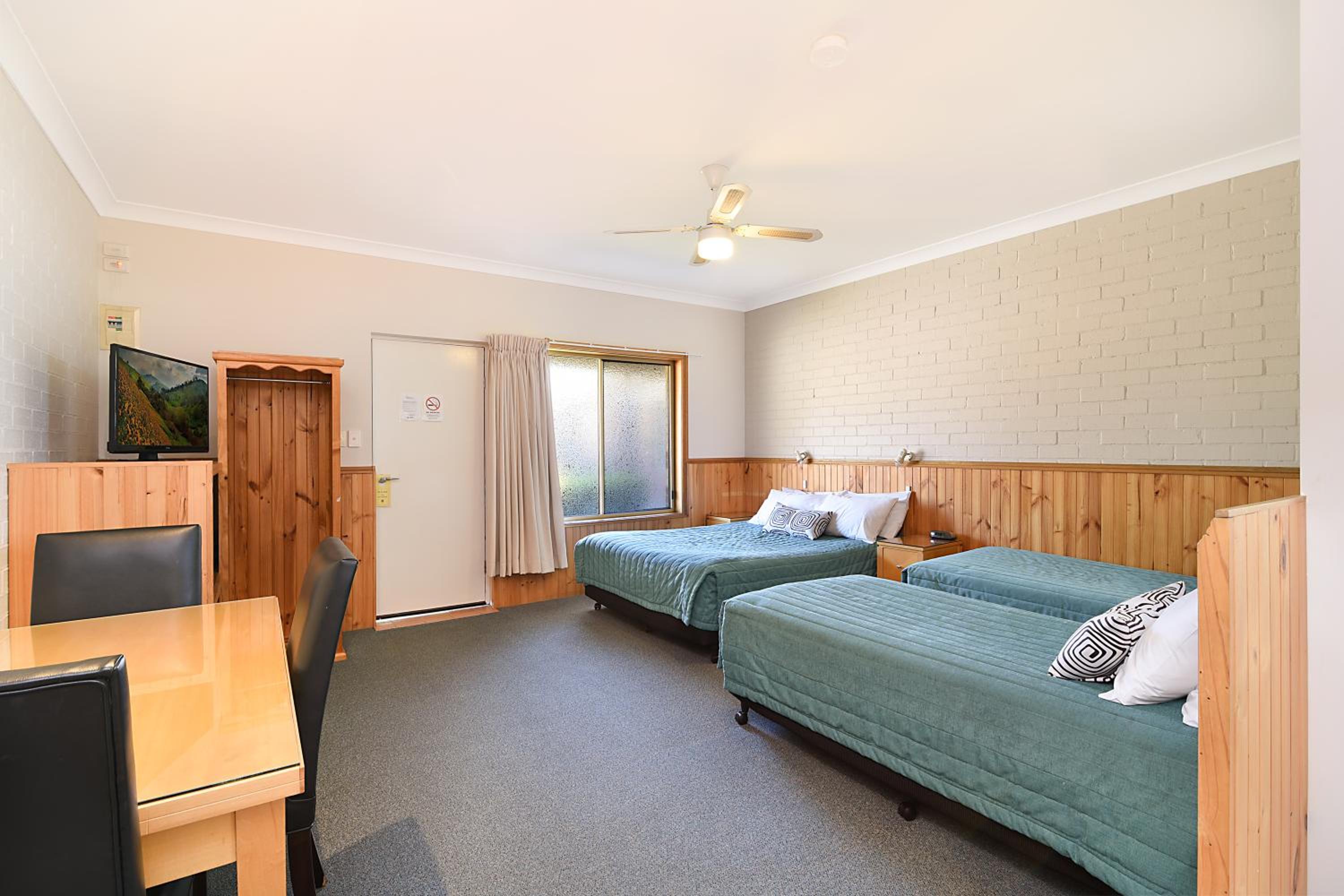 Deluxe Family Room photo 2