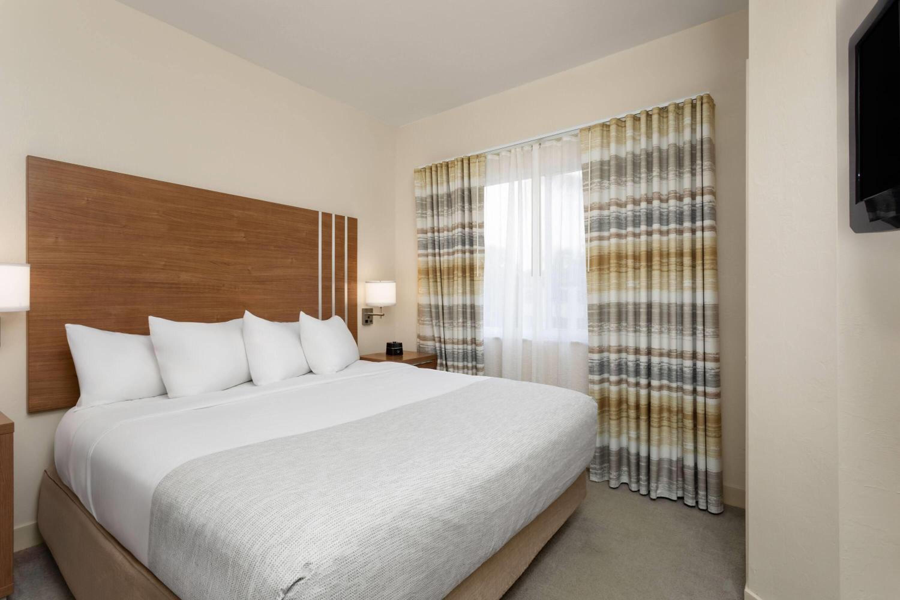 King Room with One King Bed and Bathtub with Grab Bars - Pool View - Accessible - Non-Smoking - Photo 2