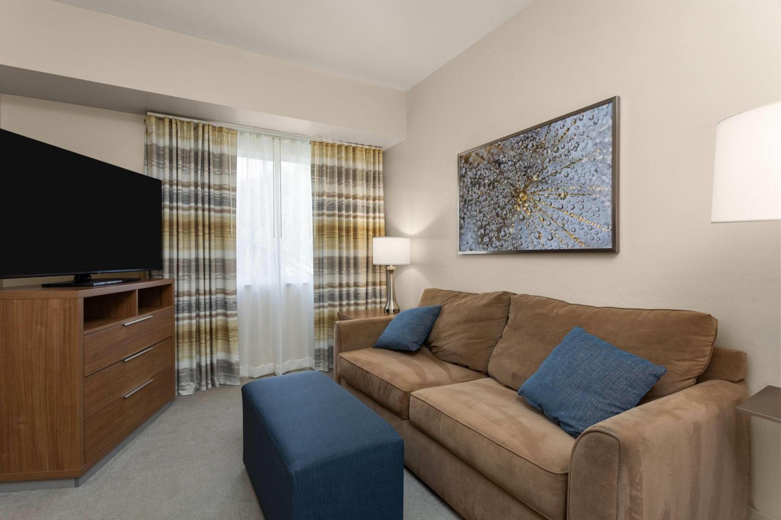 King Room with One King Bed and Bathtub with Grab Bars - Pool View - Accessible - Non-Smoking - Photo 4