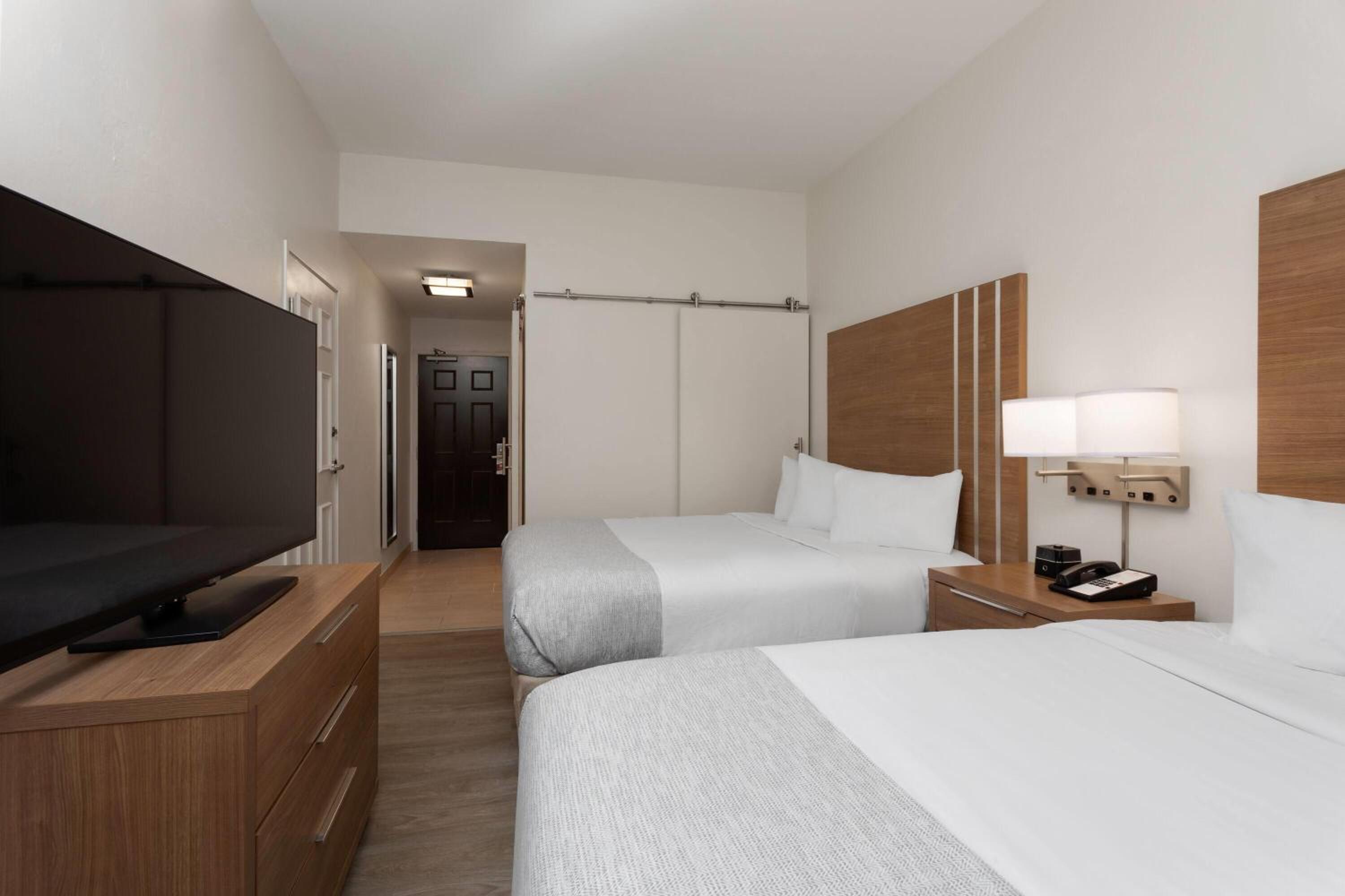 Queen Room with Two Queen Beds - Non-Smoking - Photo 2