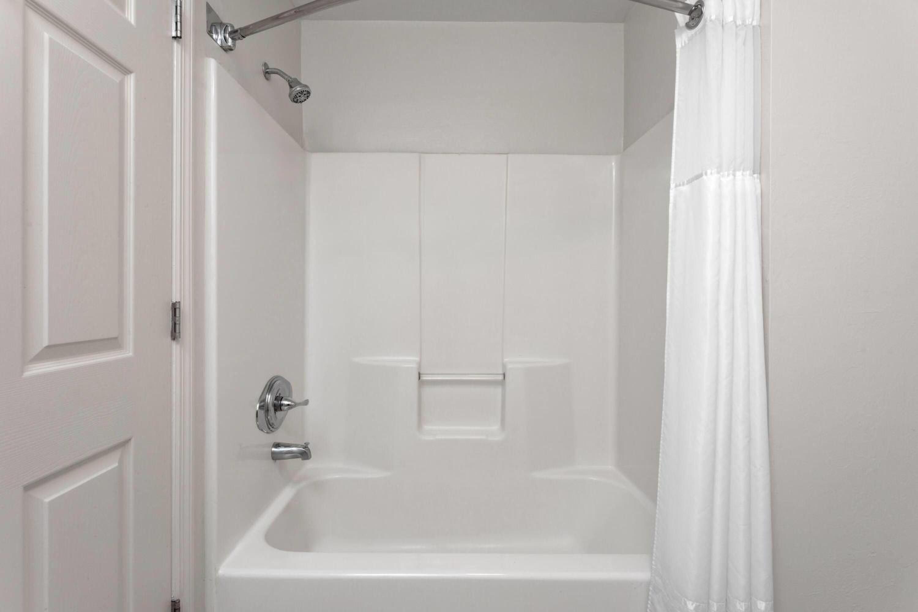 Queen Room with Two Queen Beds and Pool View - Non-Smoking - Photo 2