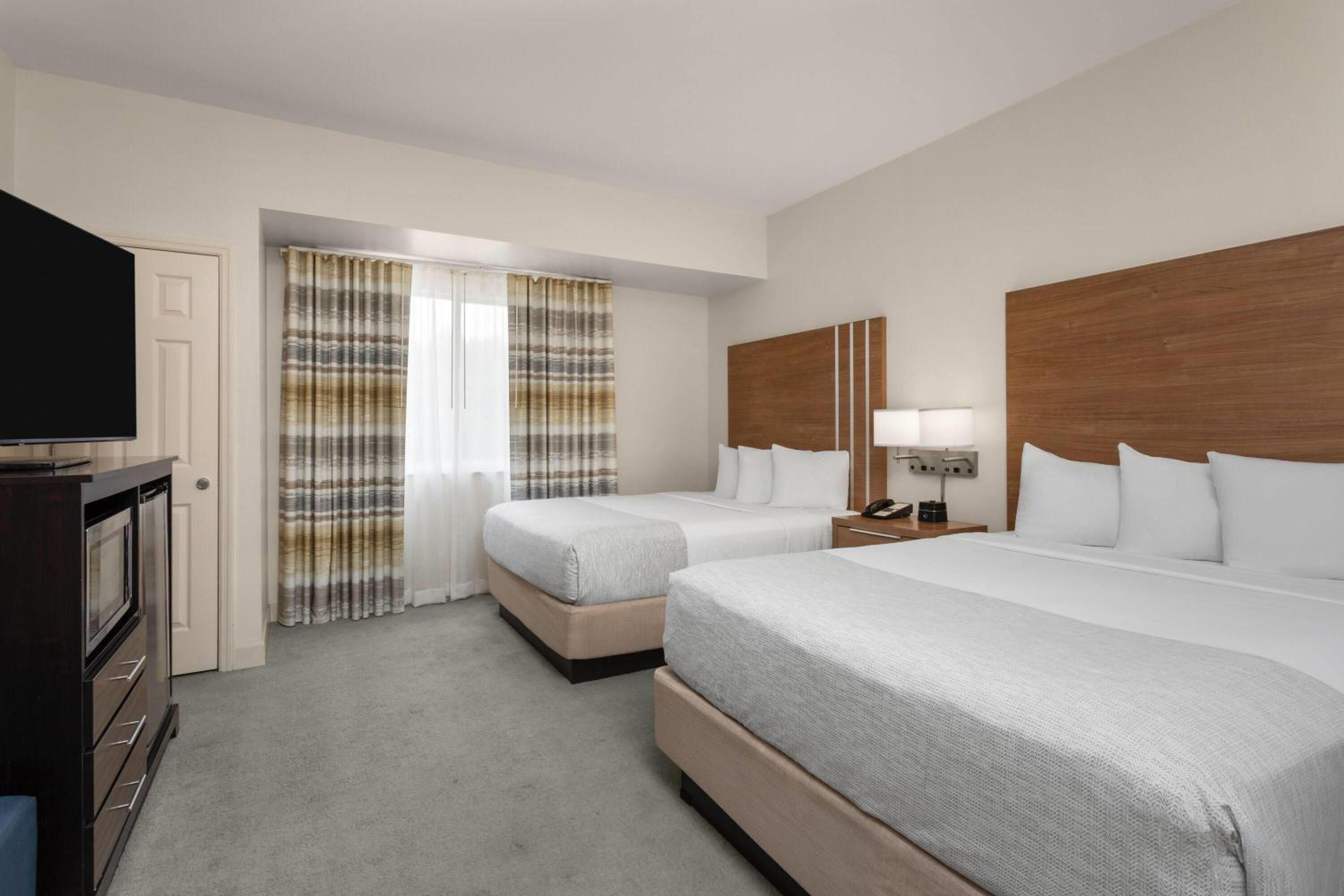 Queen Room with Two Queen Beds and Pool View - Non-Smoking - Photo 1