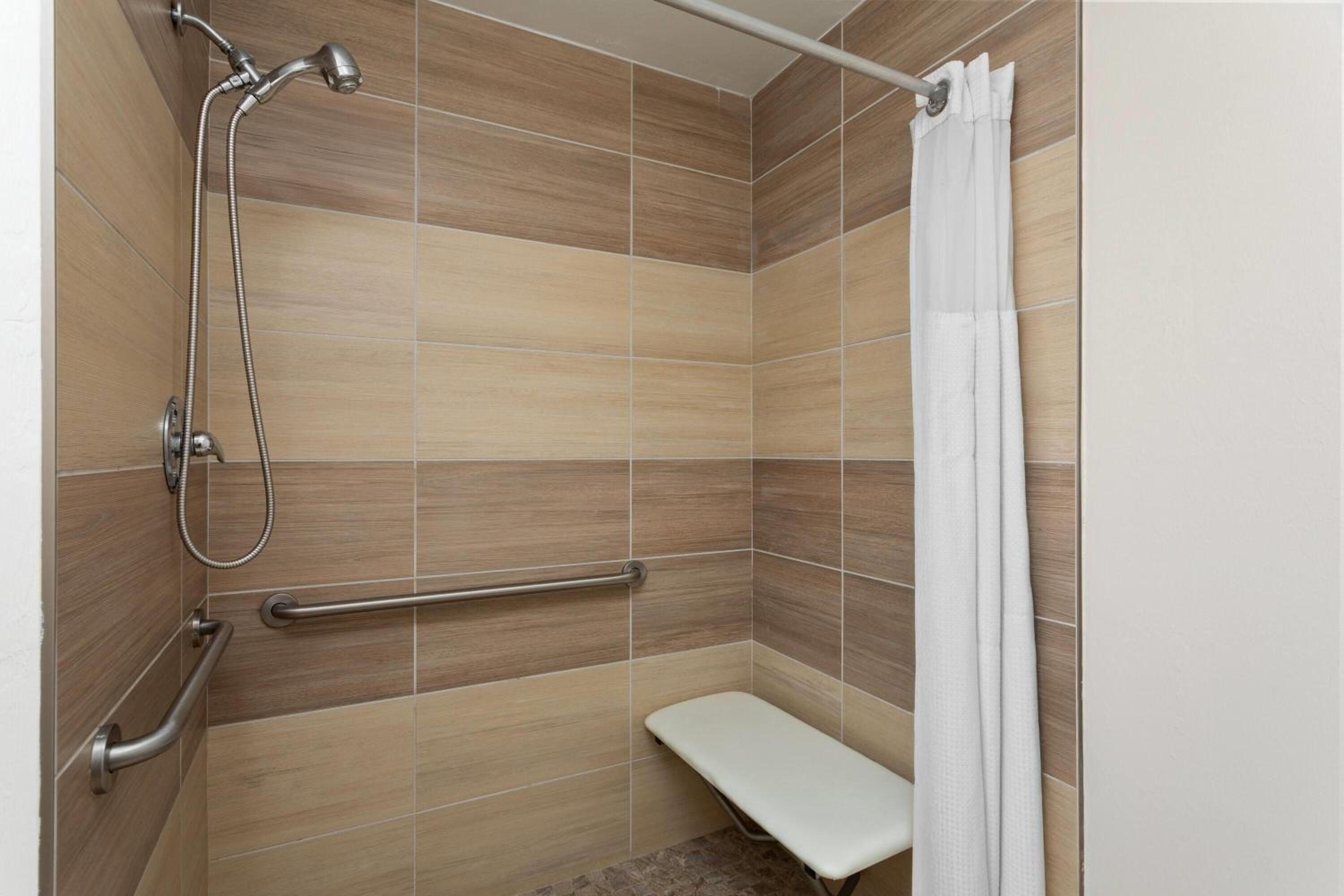 King Room with Roll-in Shower - Mobility Access/Non-Smoking - Photo 2