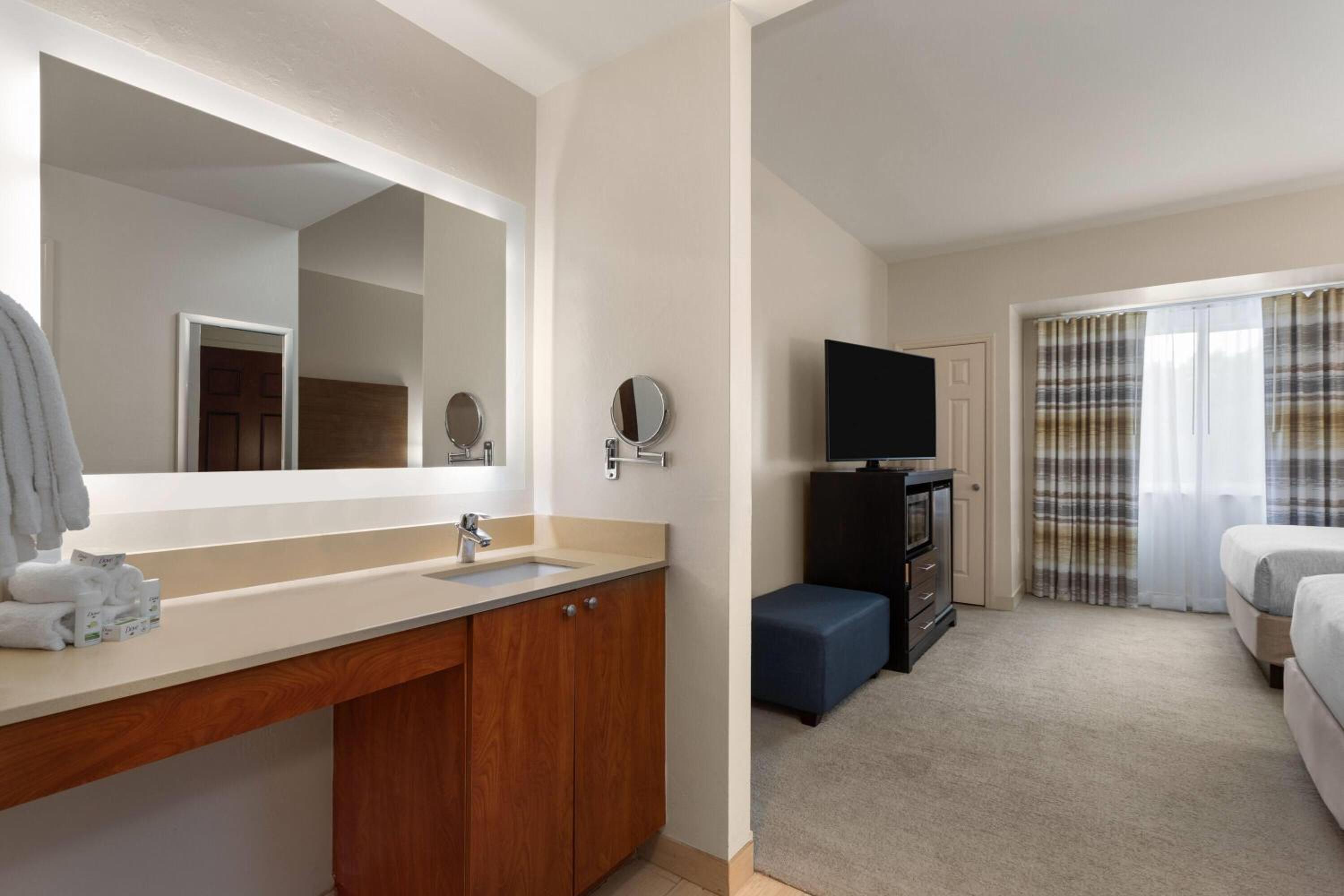 Queen Room with Two Queen Beds and Pool View - Non-Smoking - Photo 3
