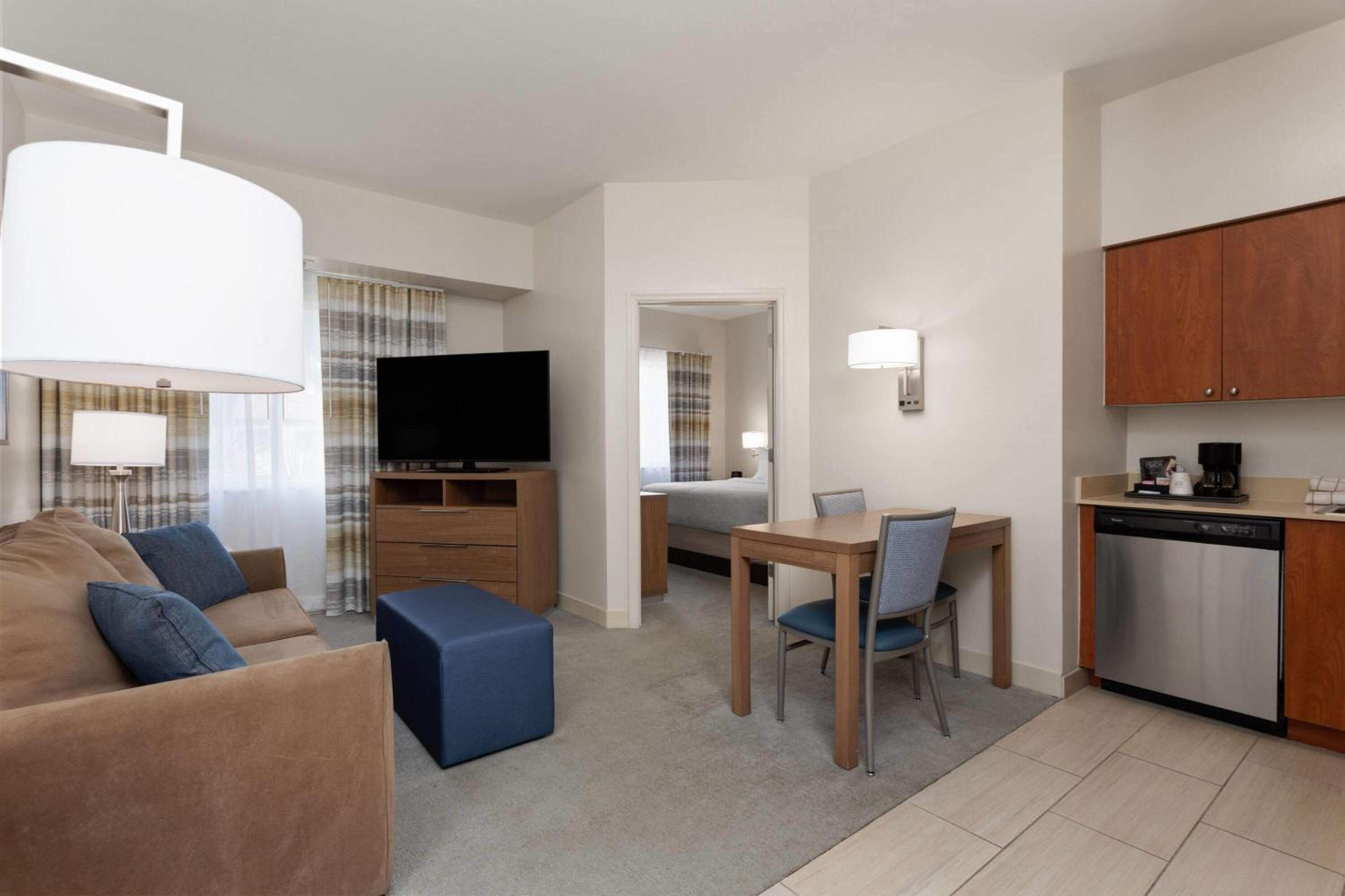 King Suite with Pool View - Non-Smoking - Photo 4