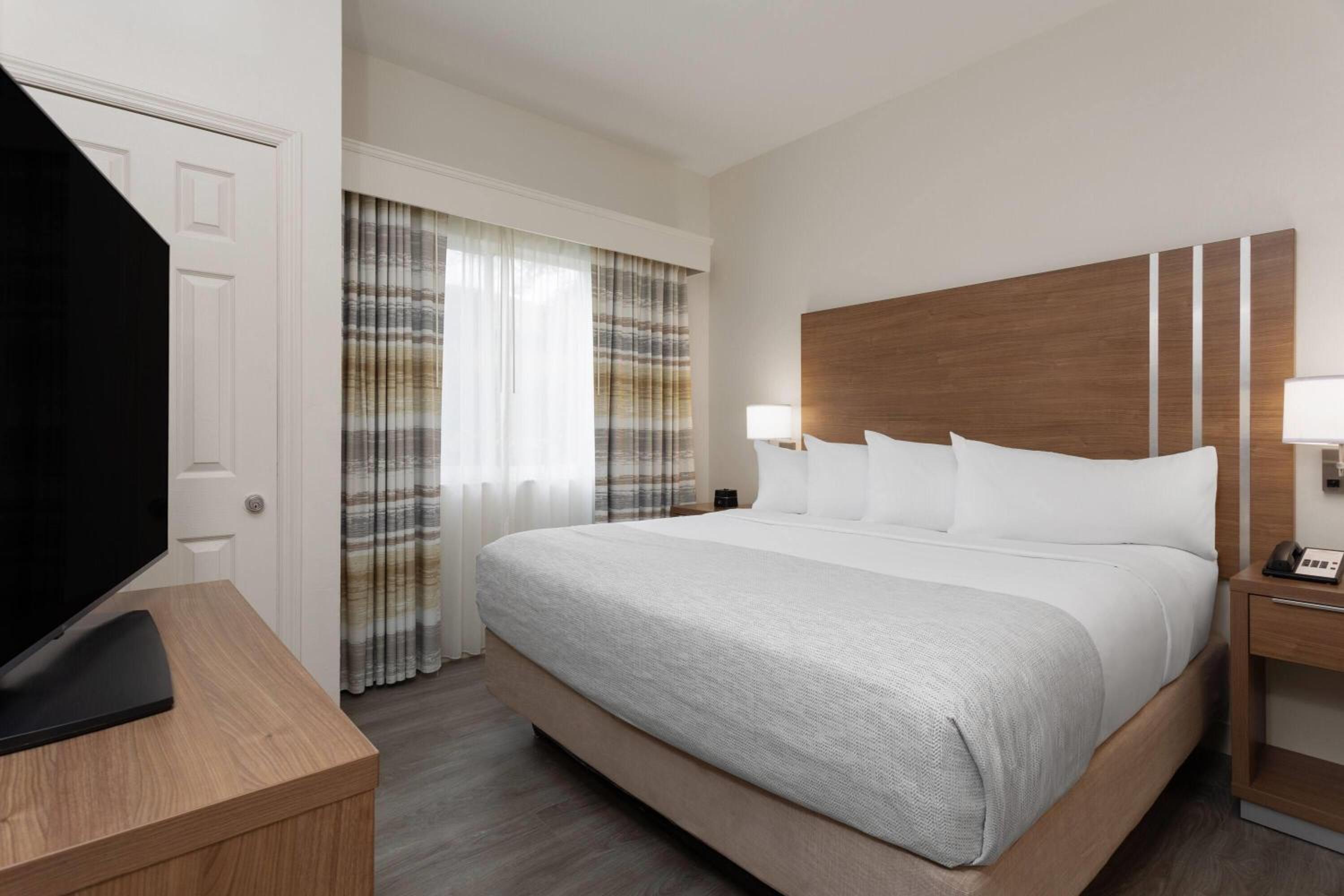 King Suite with One King Bed and Walk-In Shower - Non-Smoking - Photo 3