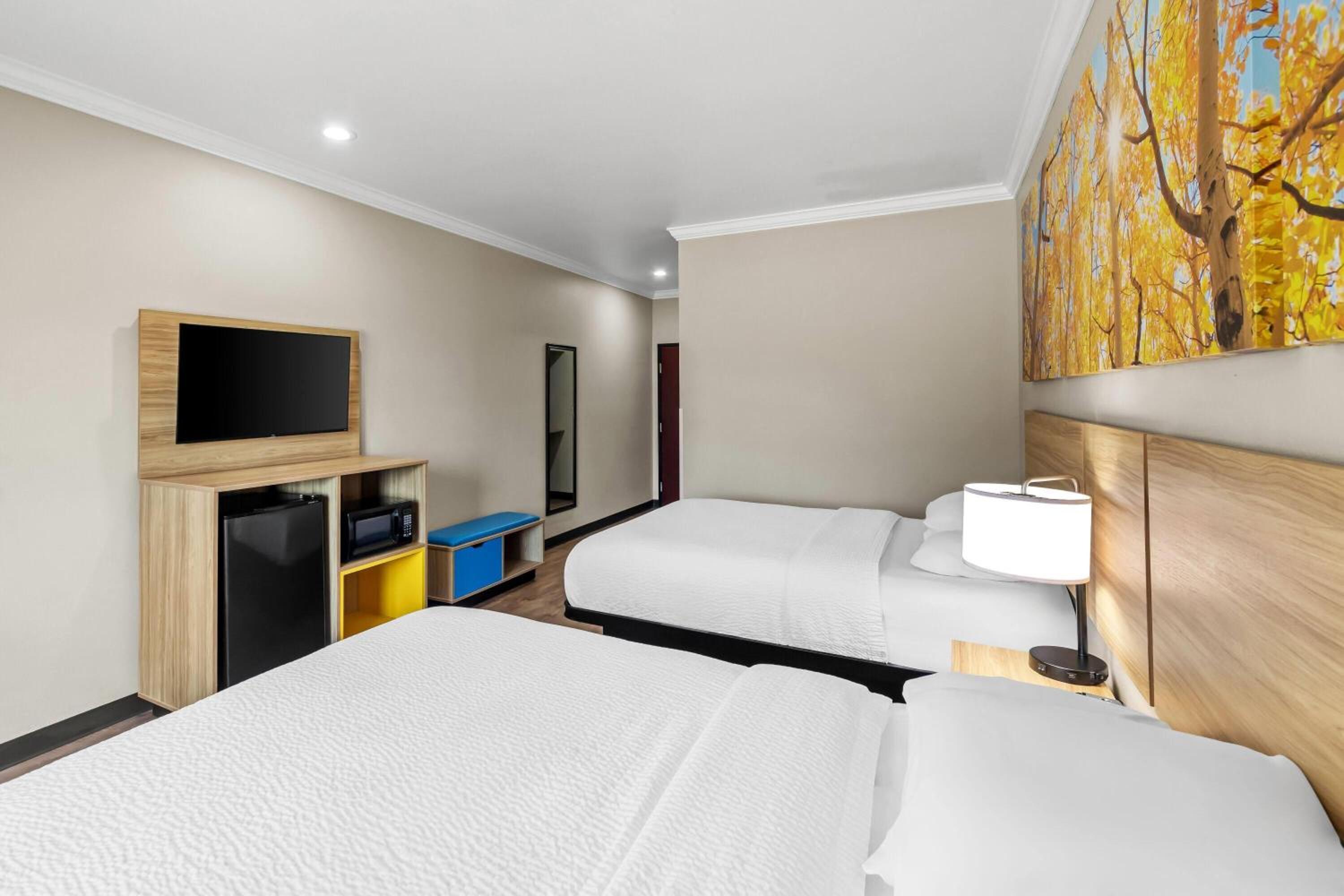 Queen Room with Two Queen Beds - Non-Smoking - Photo 2
