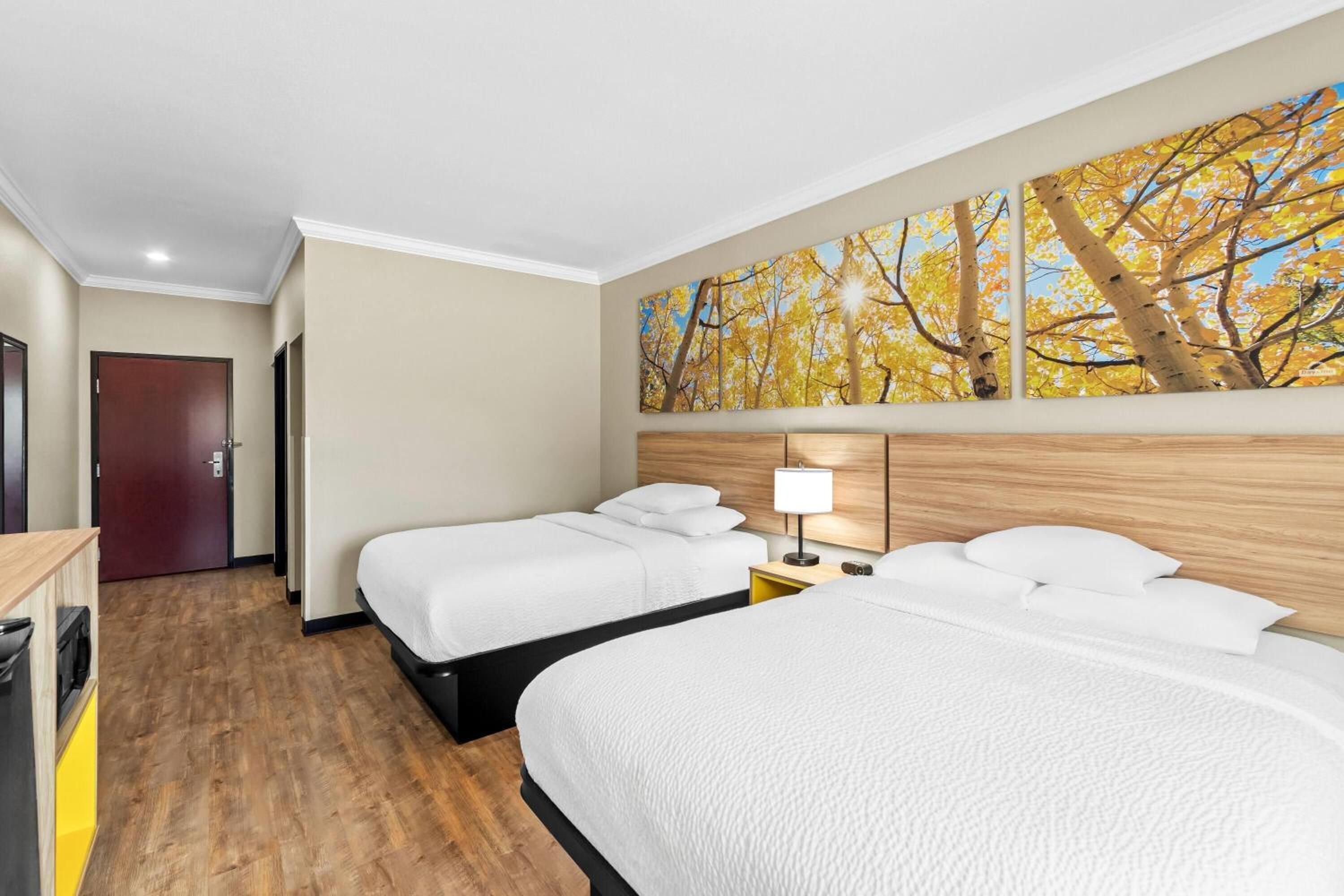 Queen Room with Two Queen Beds - Non-Smoking - Photo 1