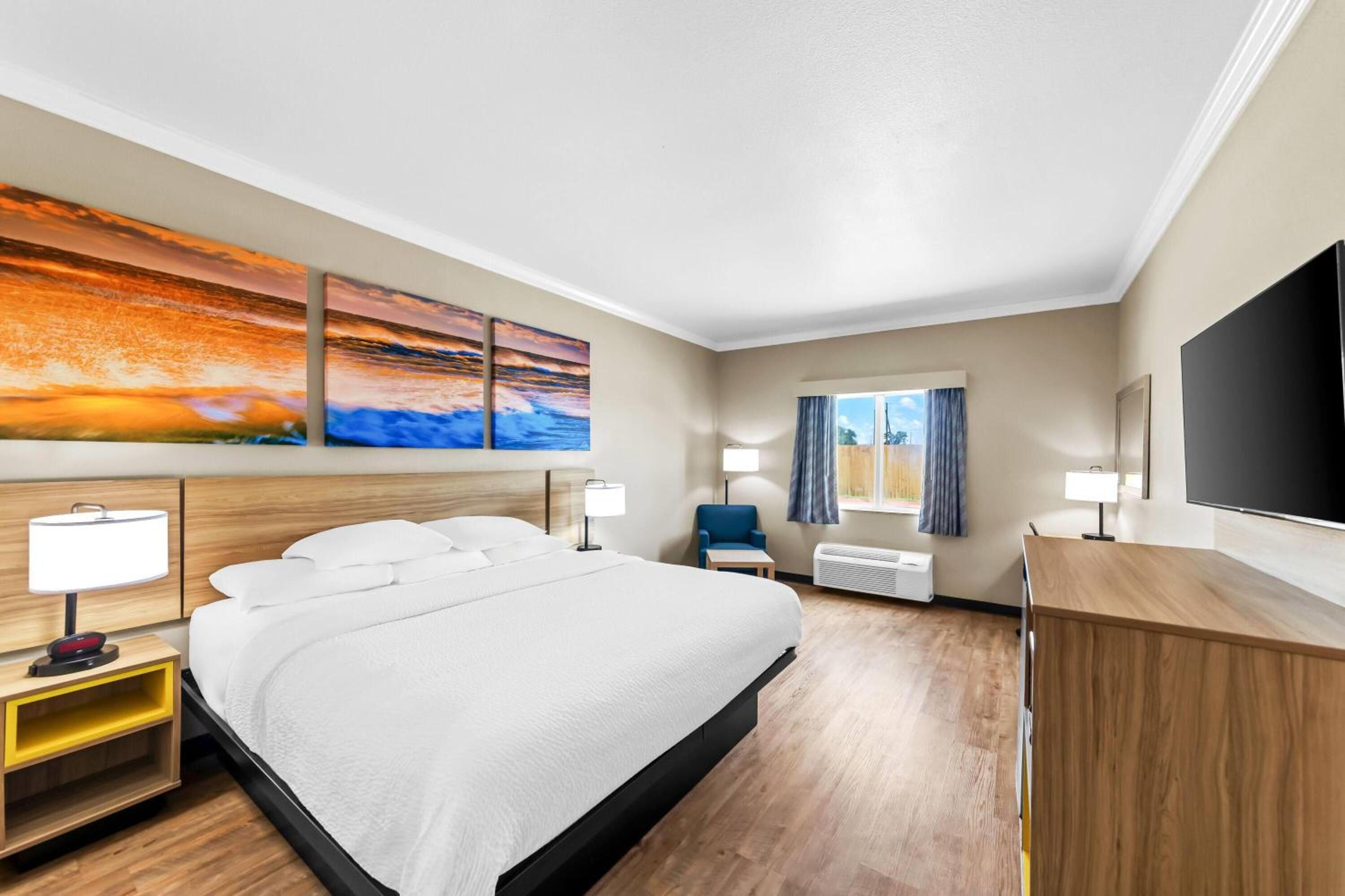King Room - Non-Smoking - Photo 4