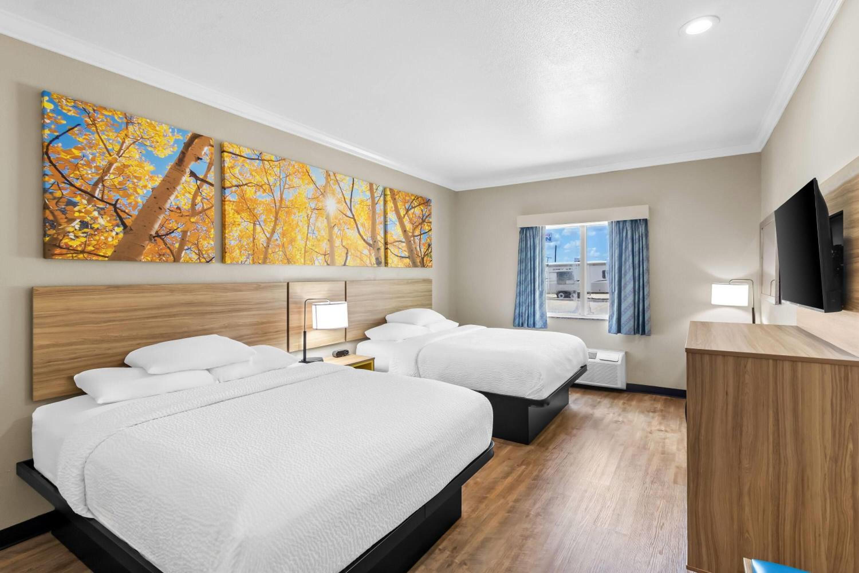 Queen Room with Two Queen Beds - Non-Smoking - Photo 4
