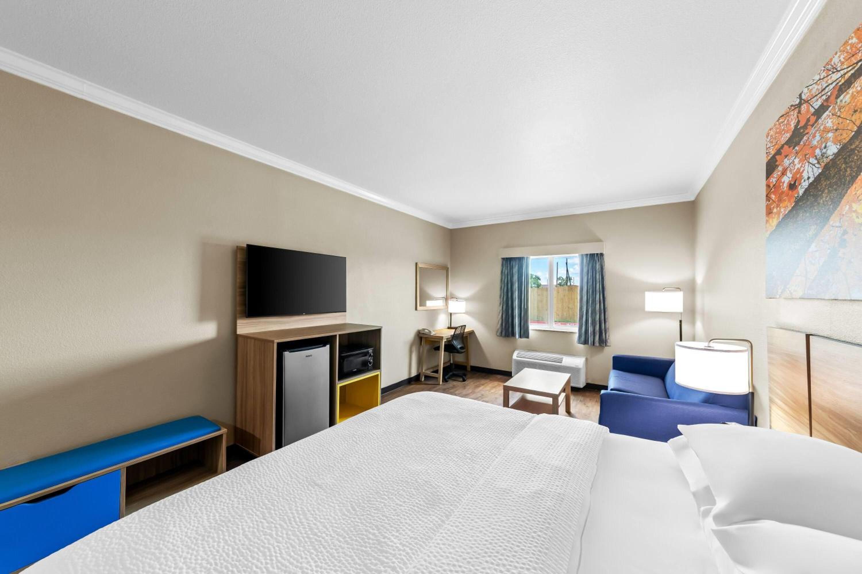King Studio Suite - Non-Smoking - Photo 3