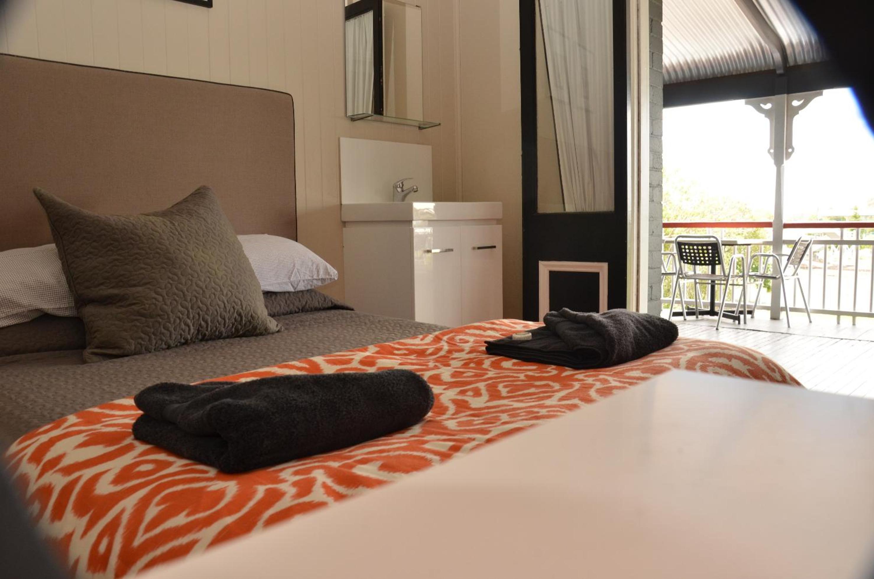 Economy Double and Single Room with Shared Bathroom photo 3
