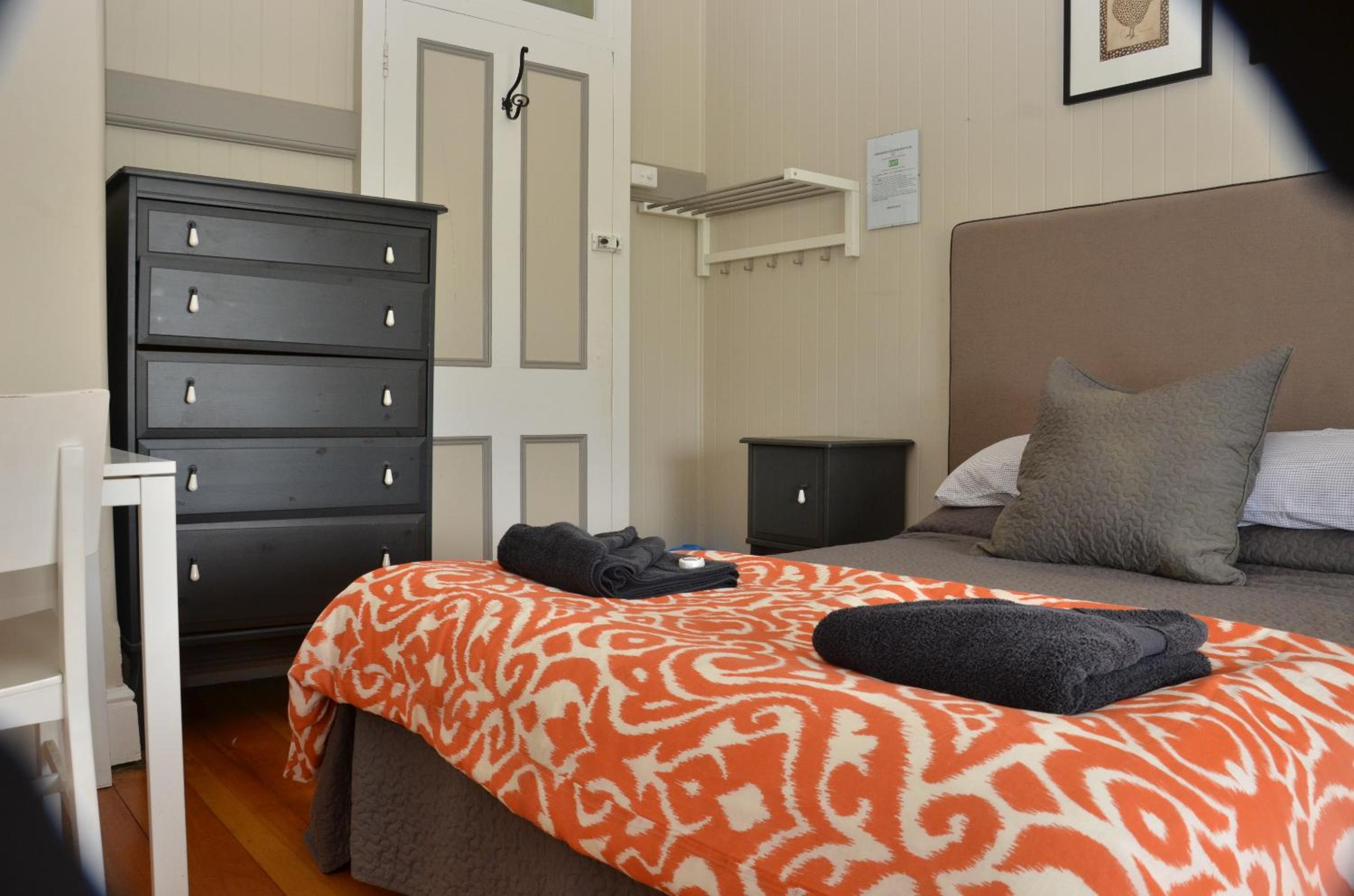 Economy Double and Single Room with Shared Bathroom photo 2