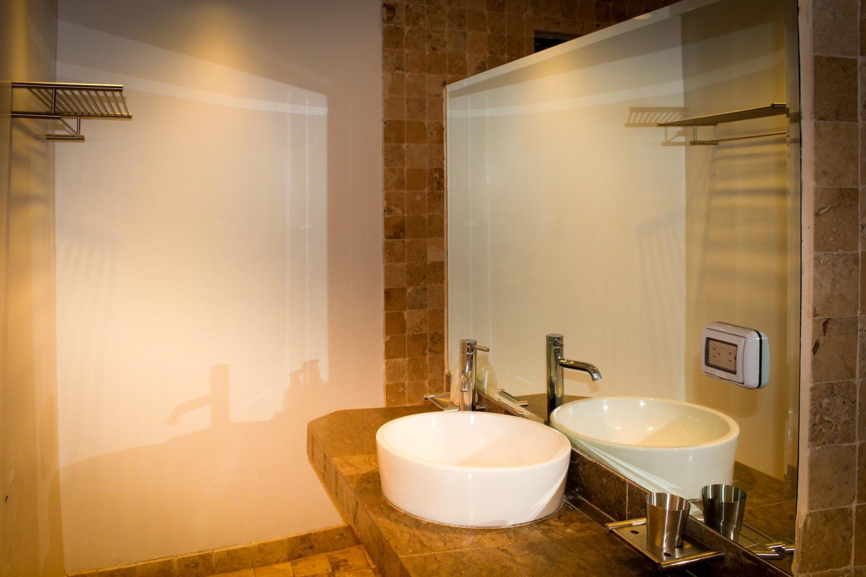 Deluxe Twin Room with Air Conditioning photo 3