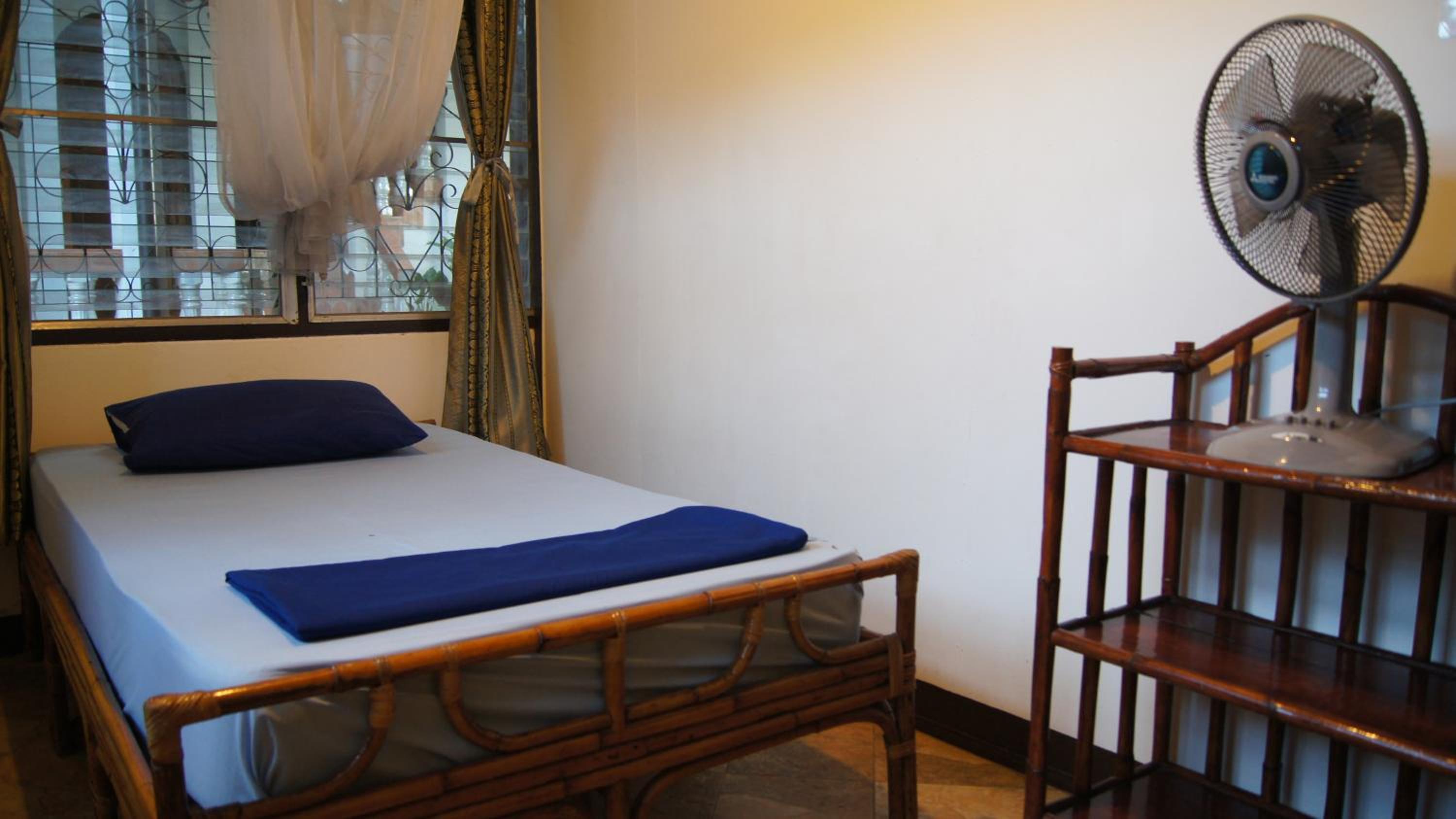 Basic Single Room with Shared Bathroom photo 1