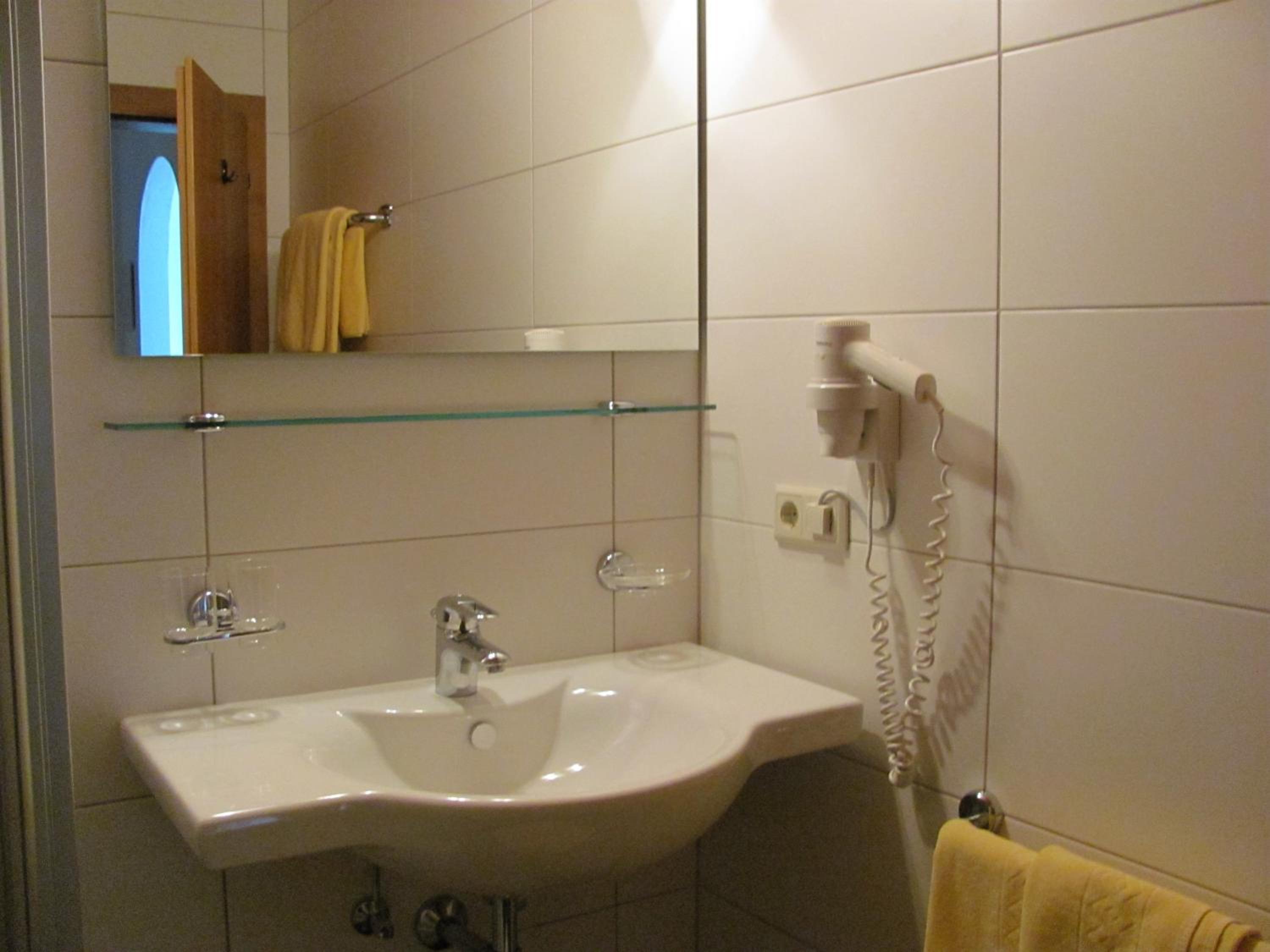 Double Room with Balcony - Photo 11