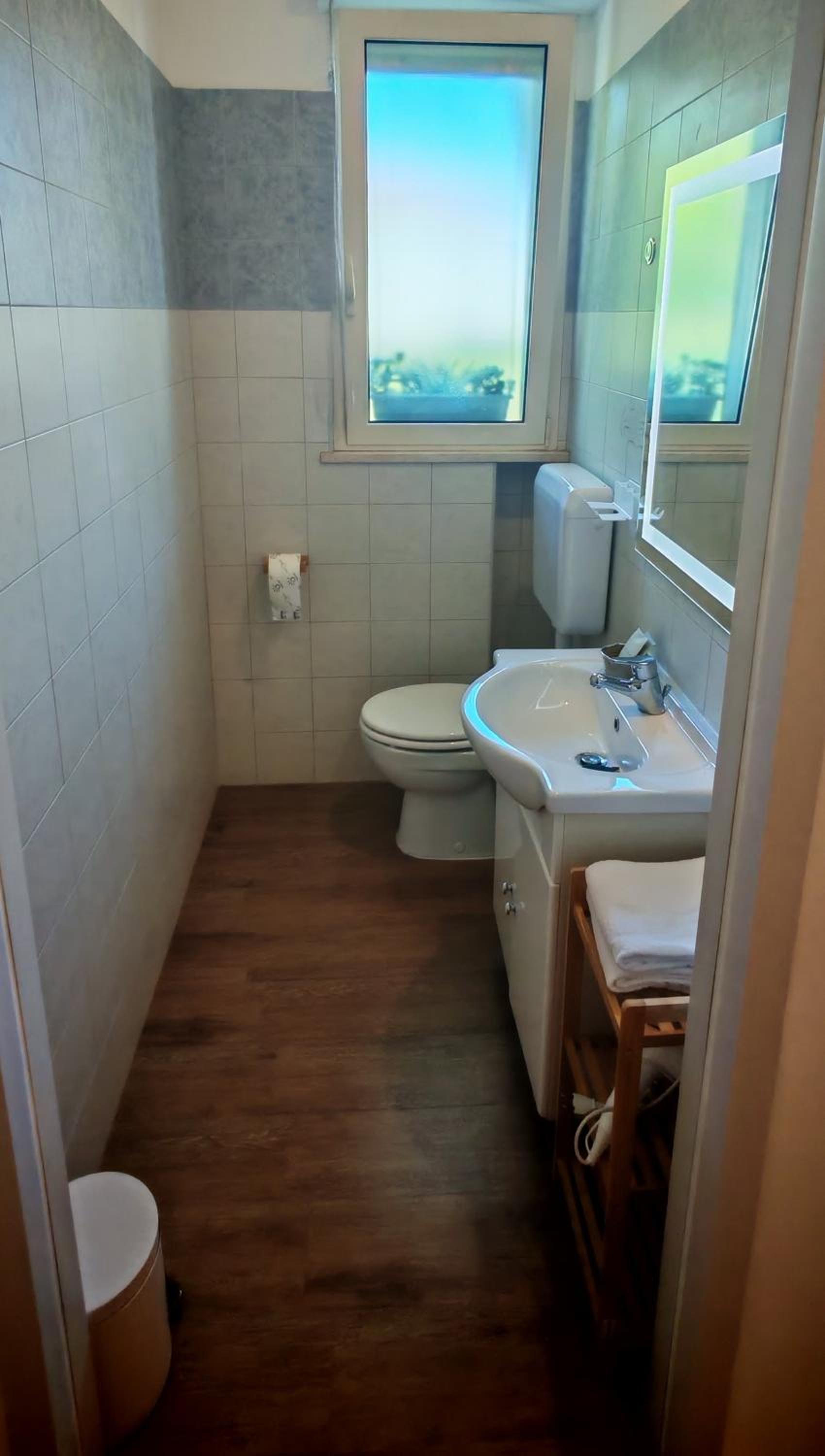 Double Room with Private Bathroom - Photo 6
