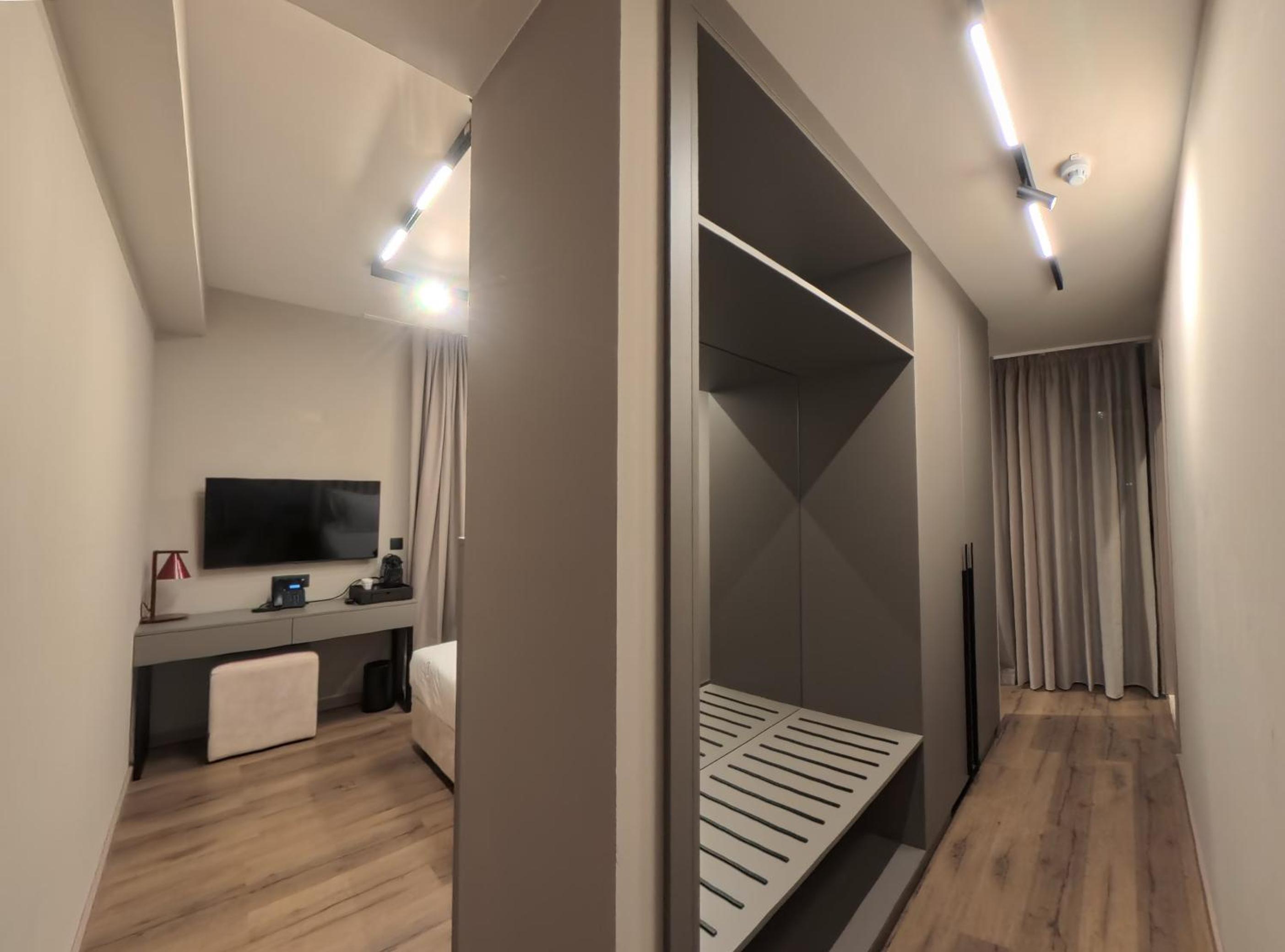 Comfort Double Room with Balcony thumbnail 6