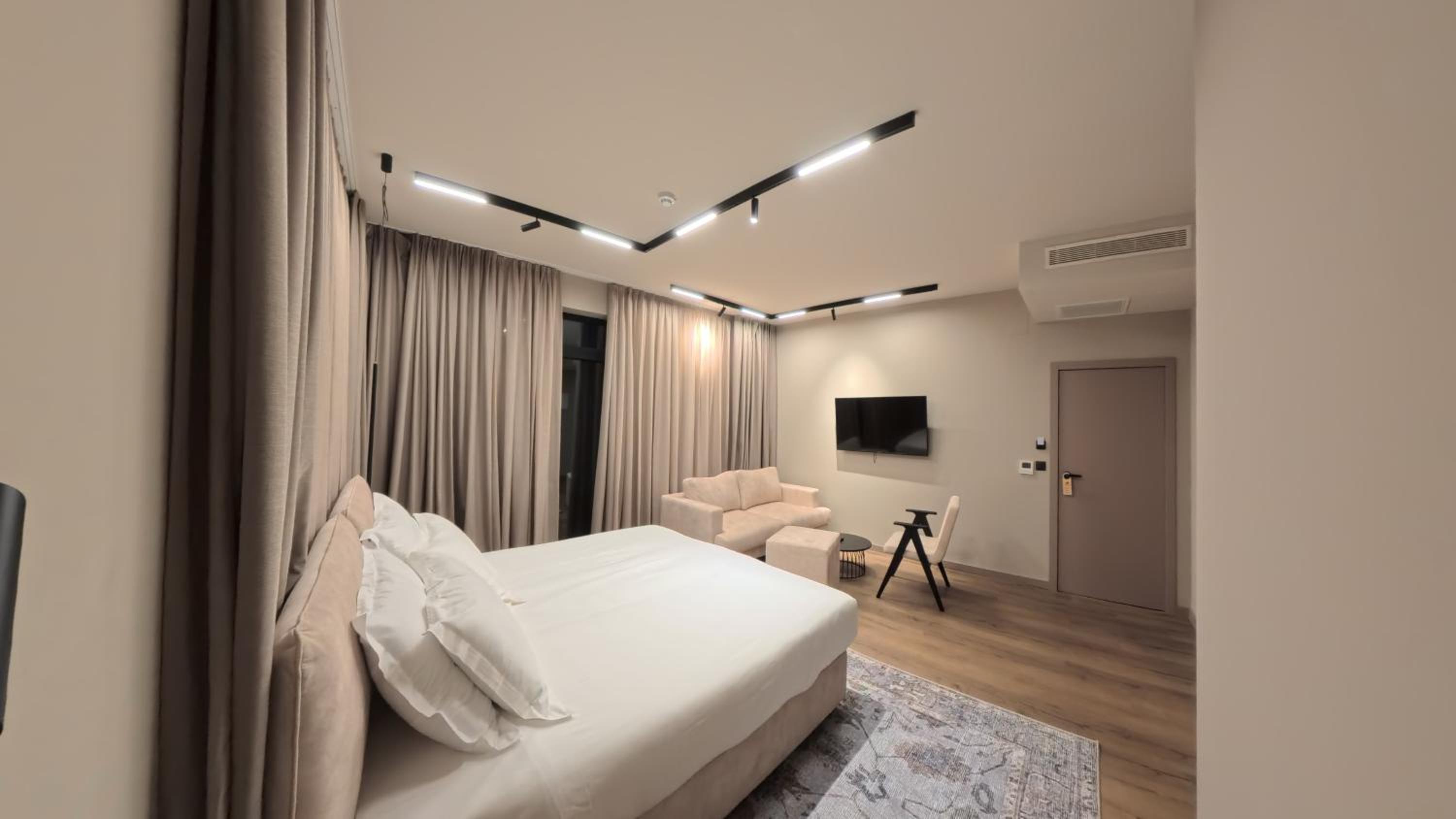 Deluxe Double or Twin Room thumbnail 6