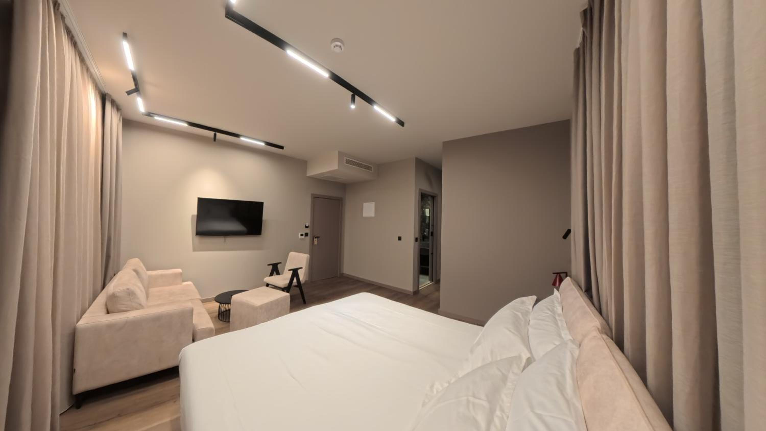 Deluxe Double or Twin Room thumbnail 5