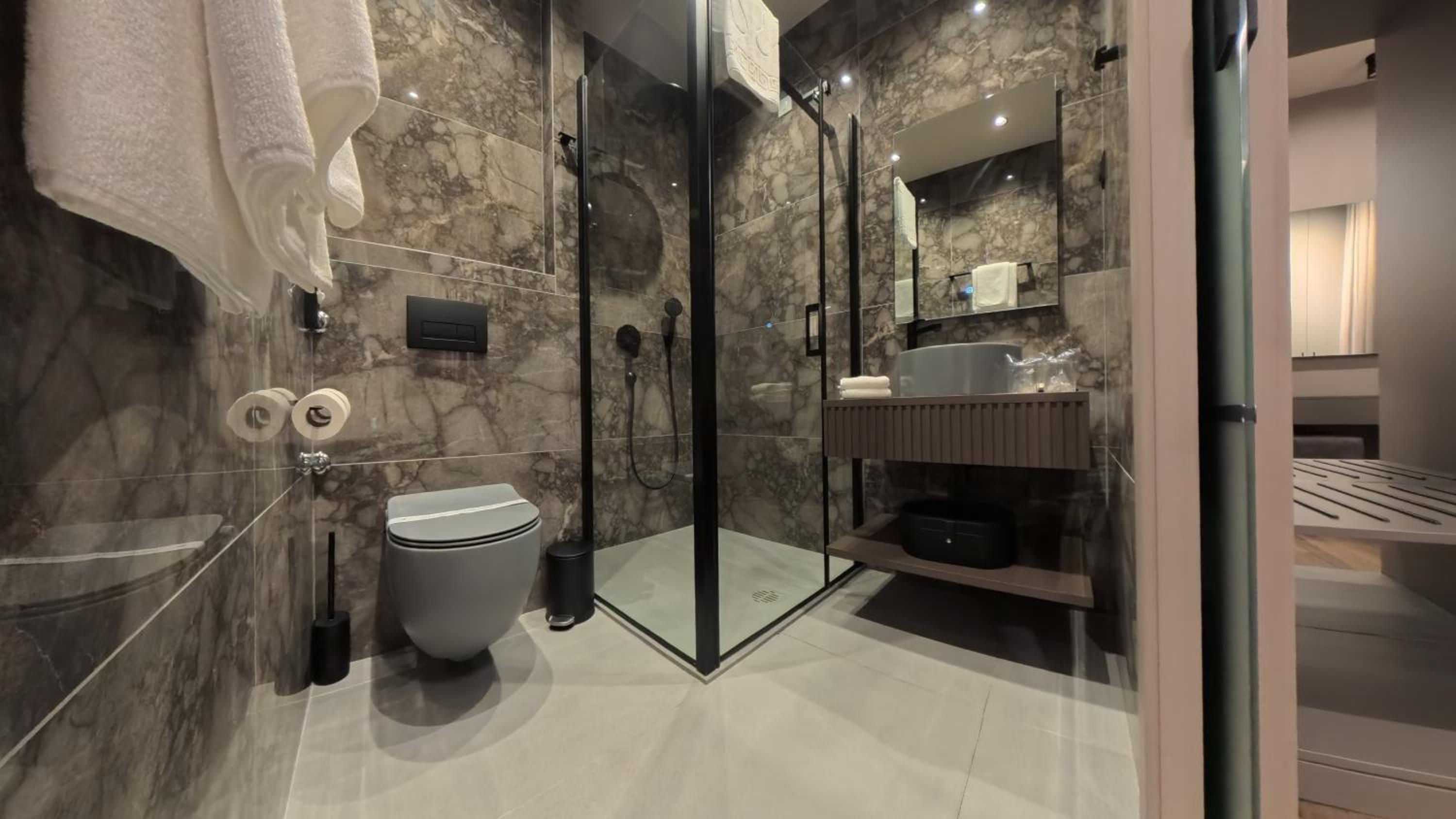 Deluxe Double or Twin Room thumbnail 6