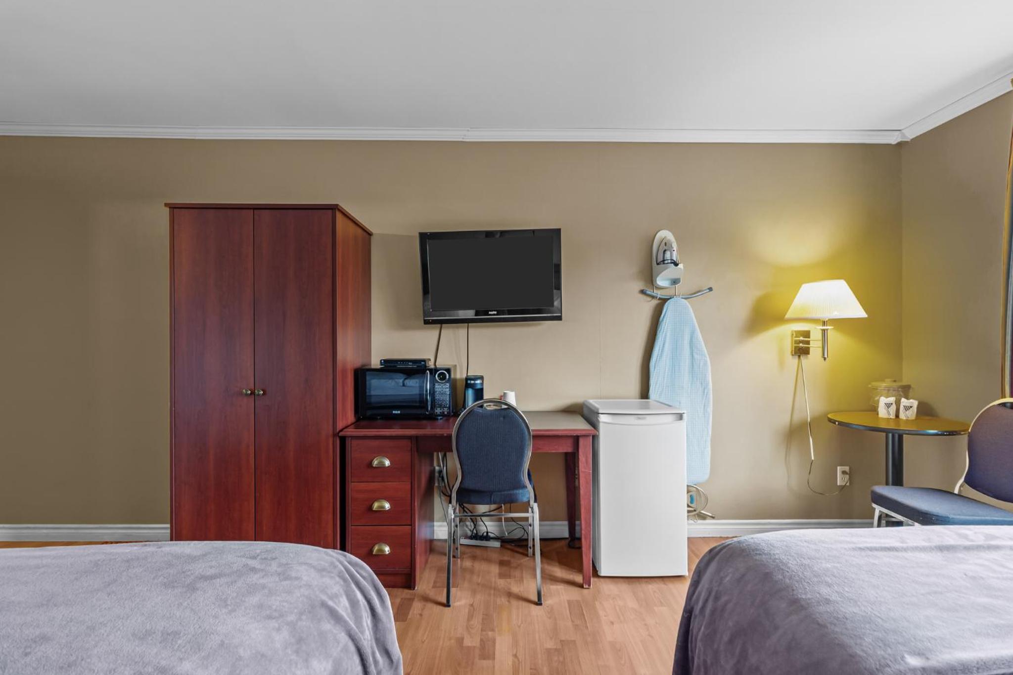 Standard Queen Room with Two Queen Beds photo 3