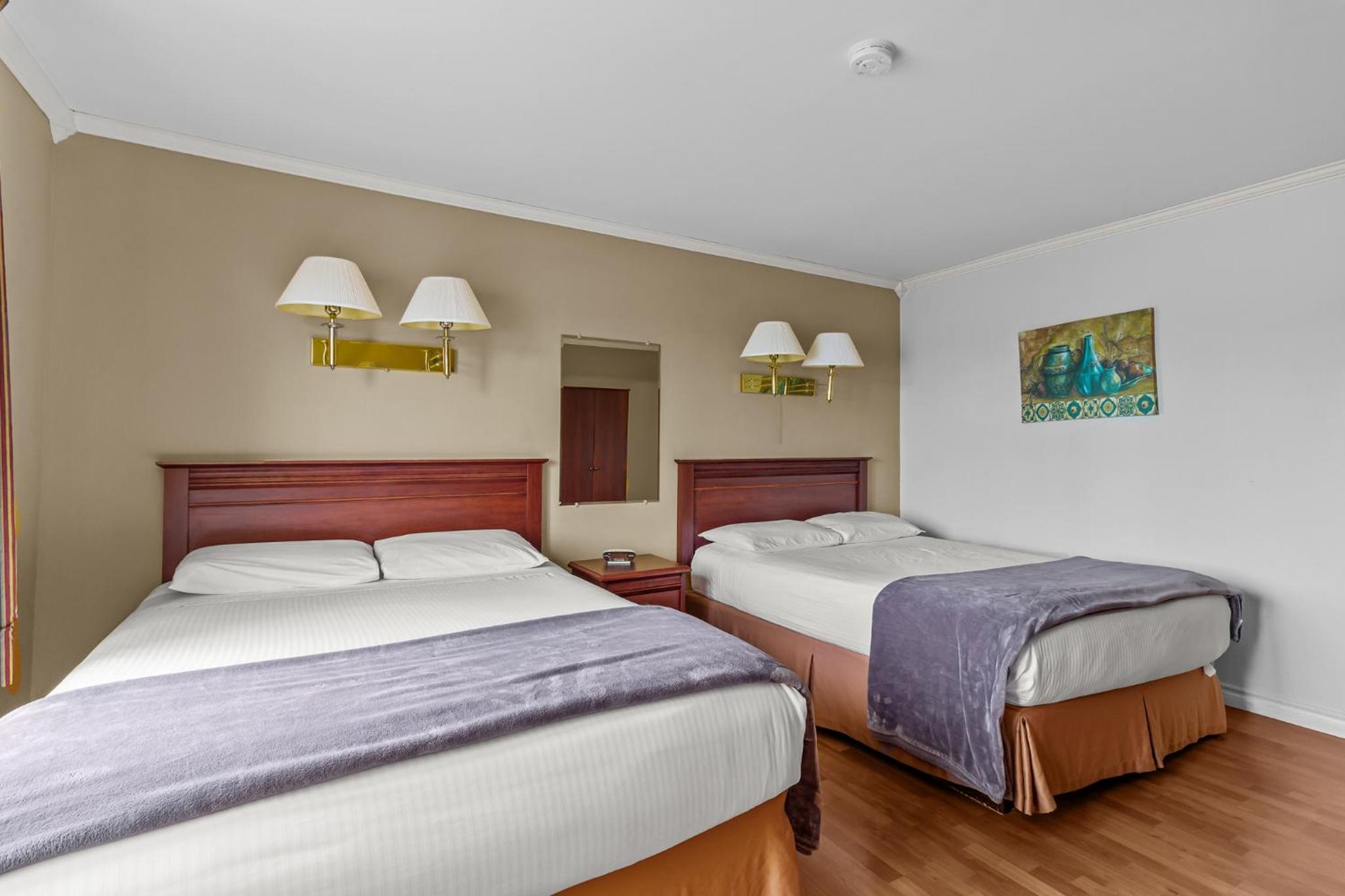 Standard Queen Room with Two Queen Beds photo 2