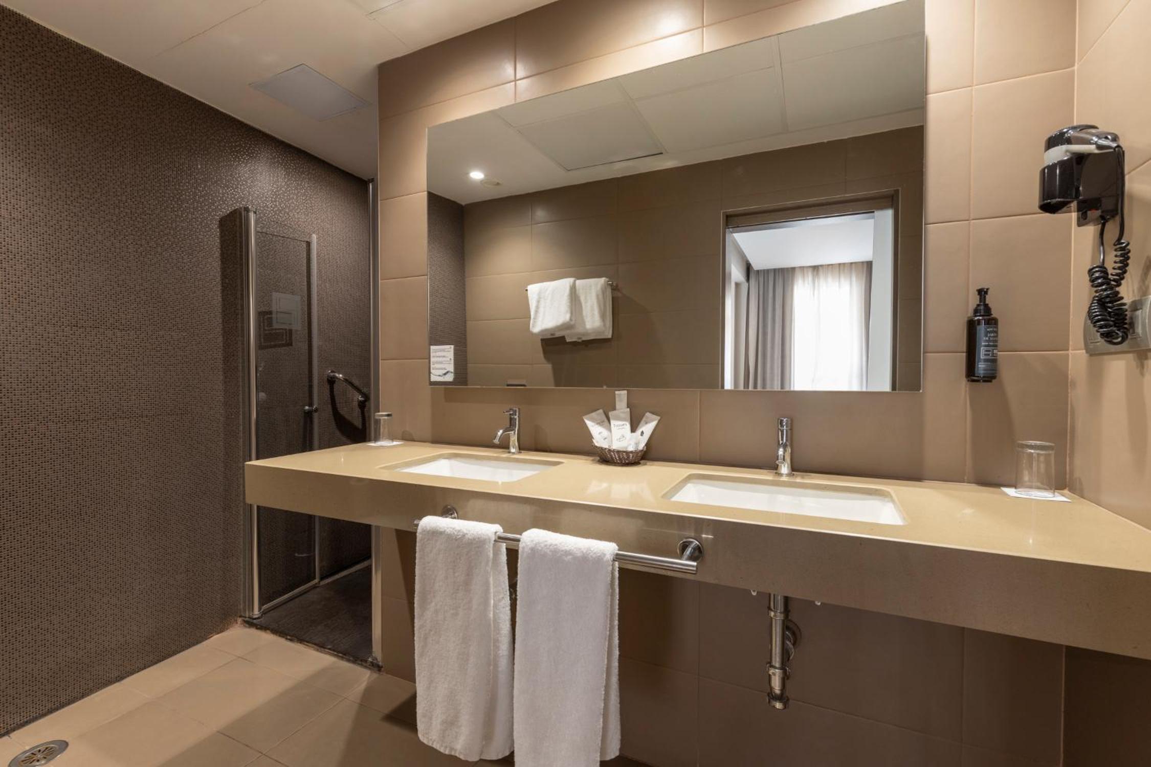 Deluxe Double Room (2 Adults + 1 Child) photo 2