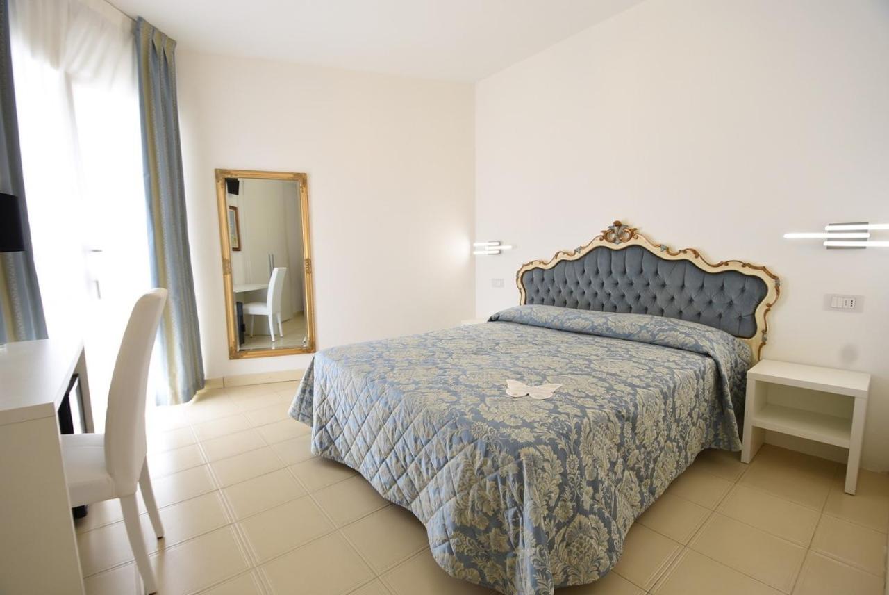Double Room with Lateral Sea View