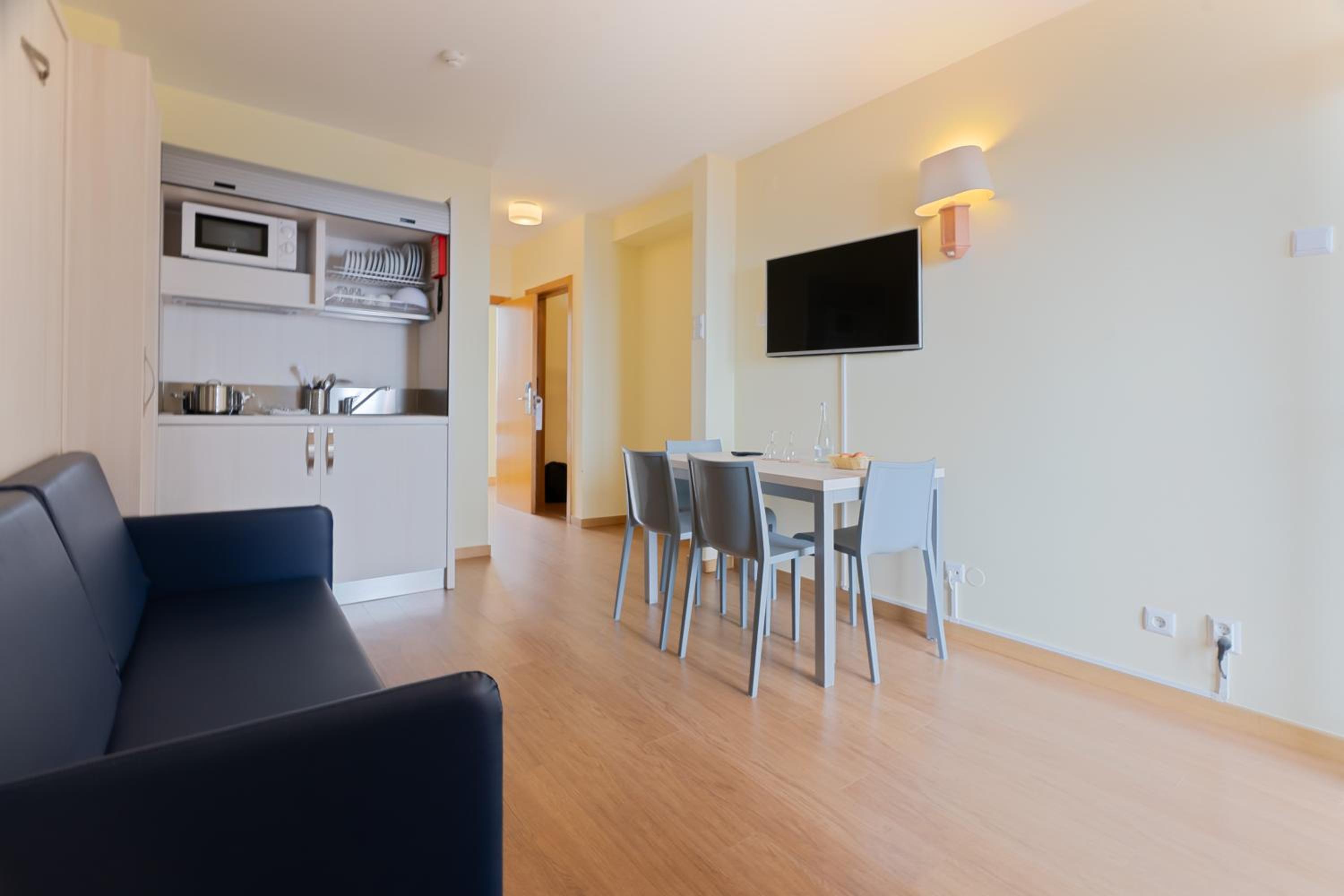 Family Room with Garden View - Photo 1