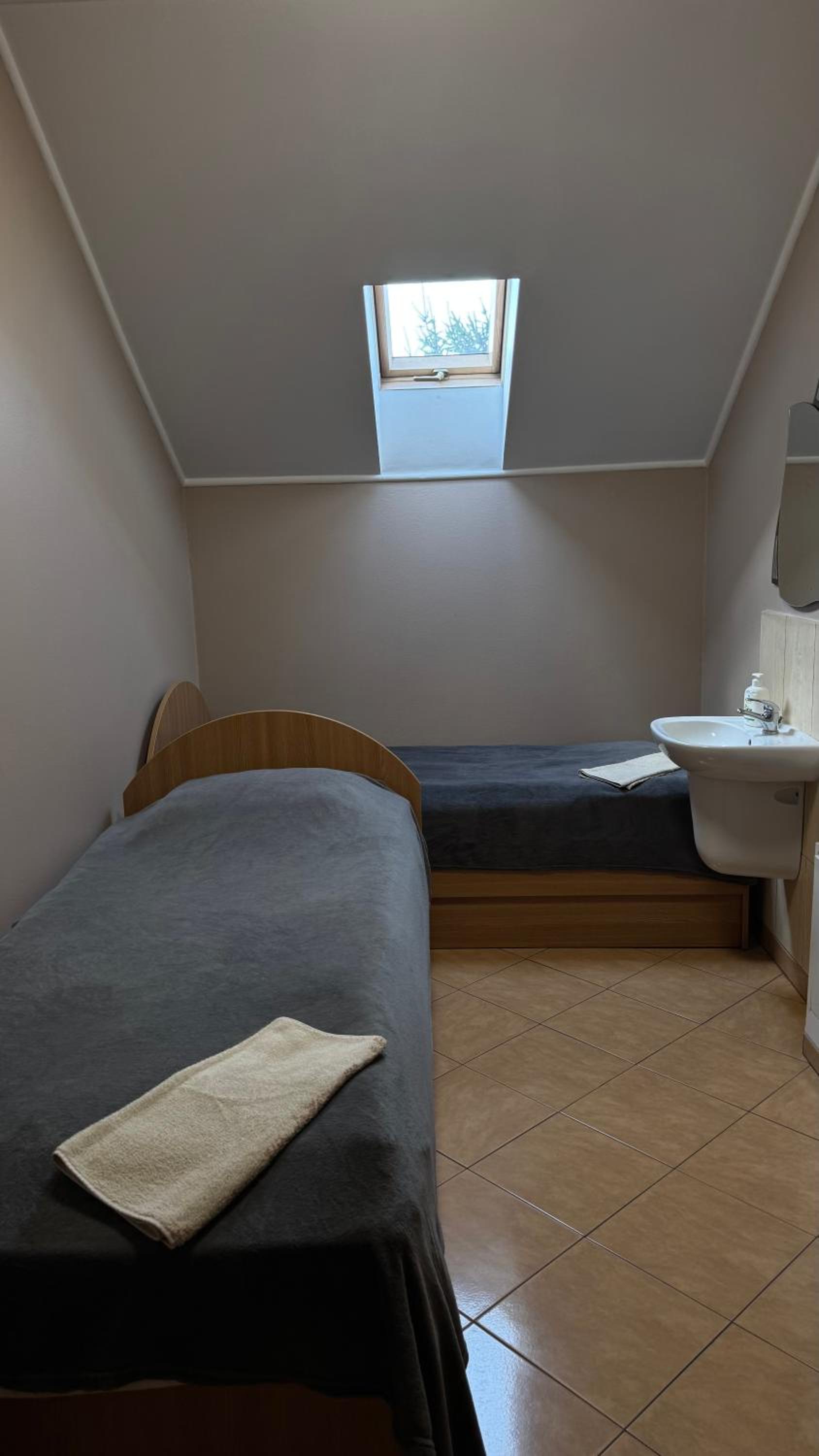 Budget Twin Room photo 3