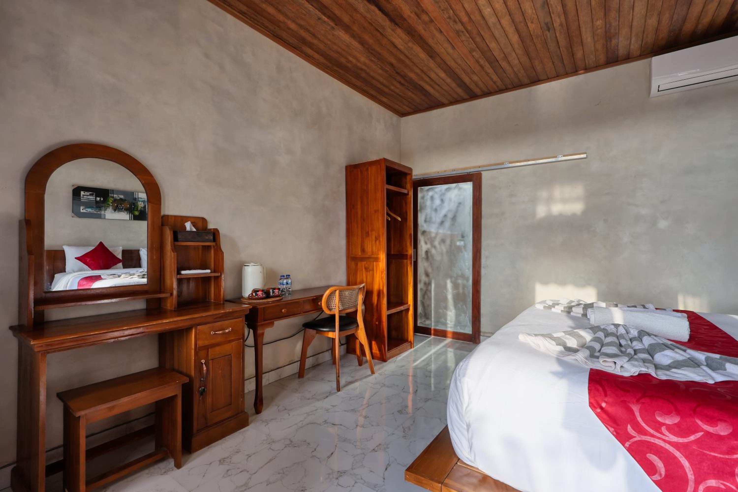 Double Room with Patio - Photo 18