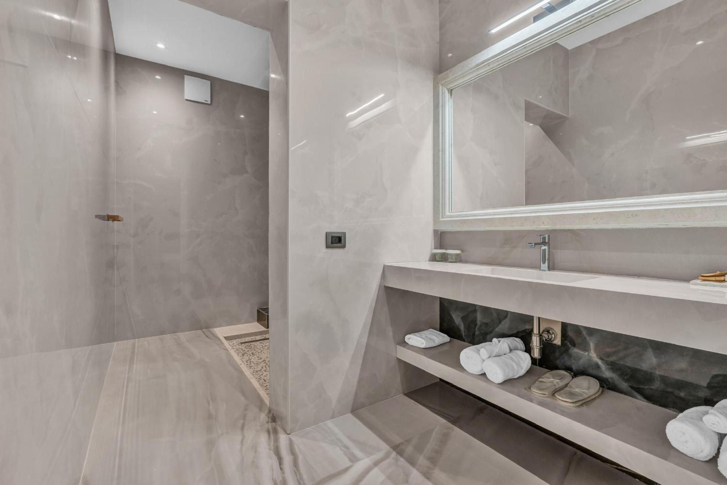 Deluxe Junior Suite photo 3