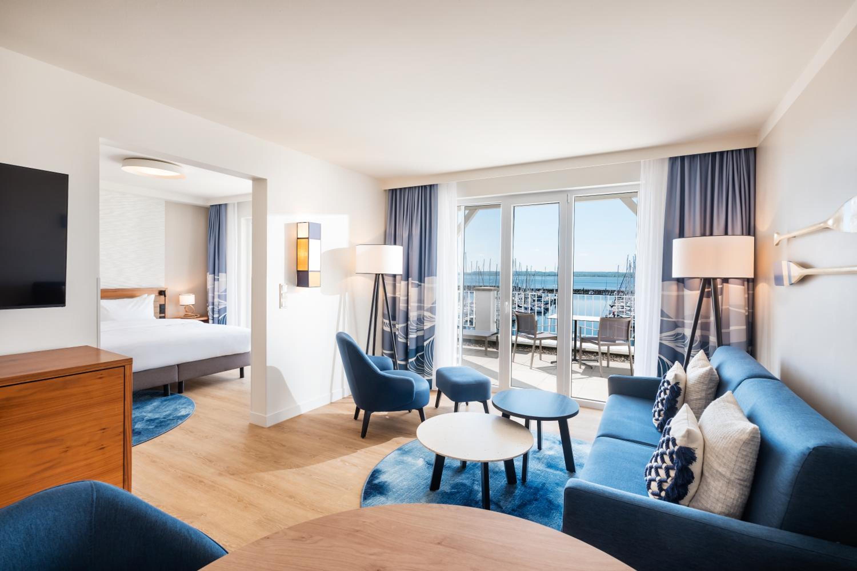 Deluxe Suite with Sea View thumbnail 6
