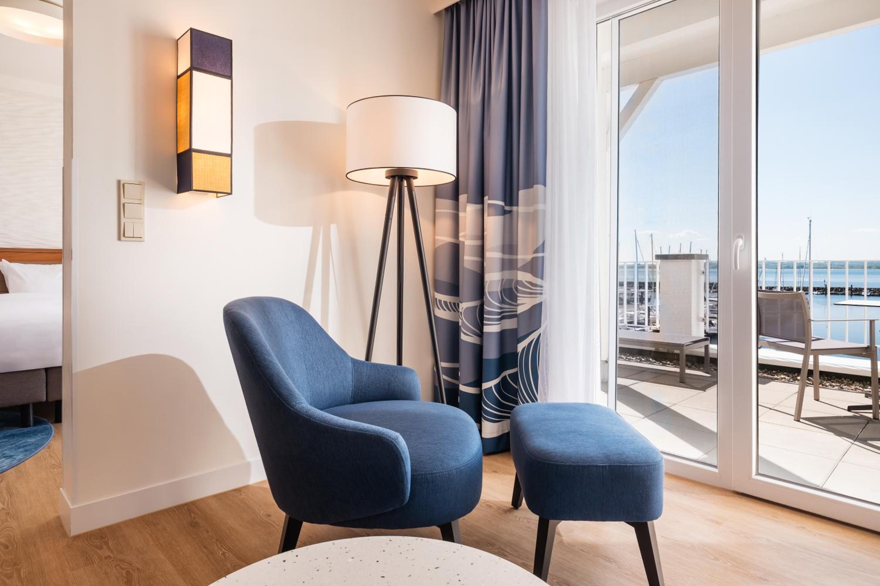 Deluxe Suite with Sea View thumbnail 5