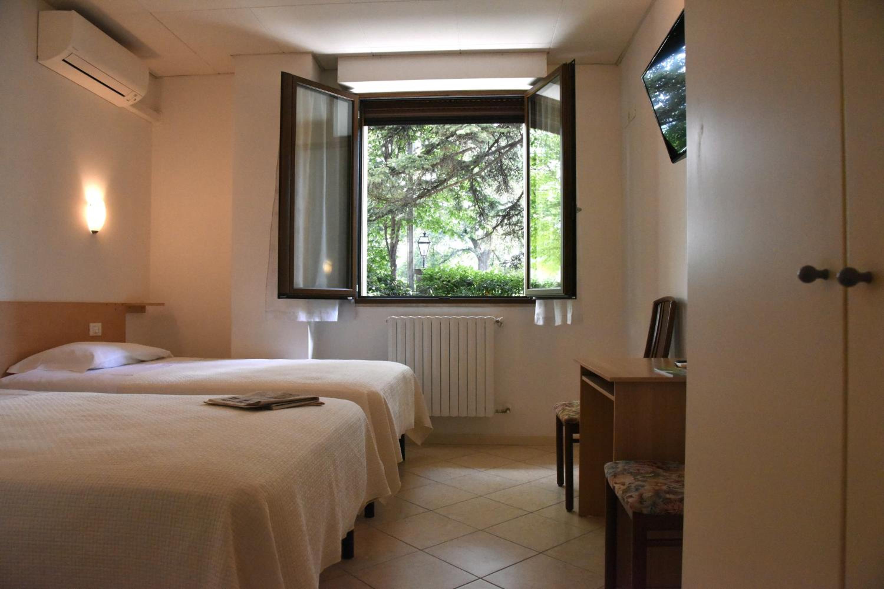 Twin Room - Photo 3